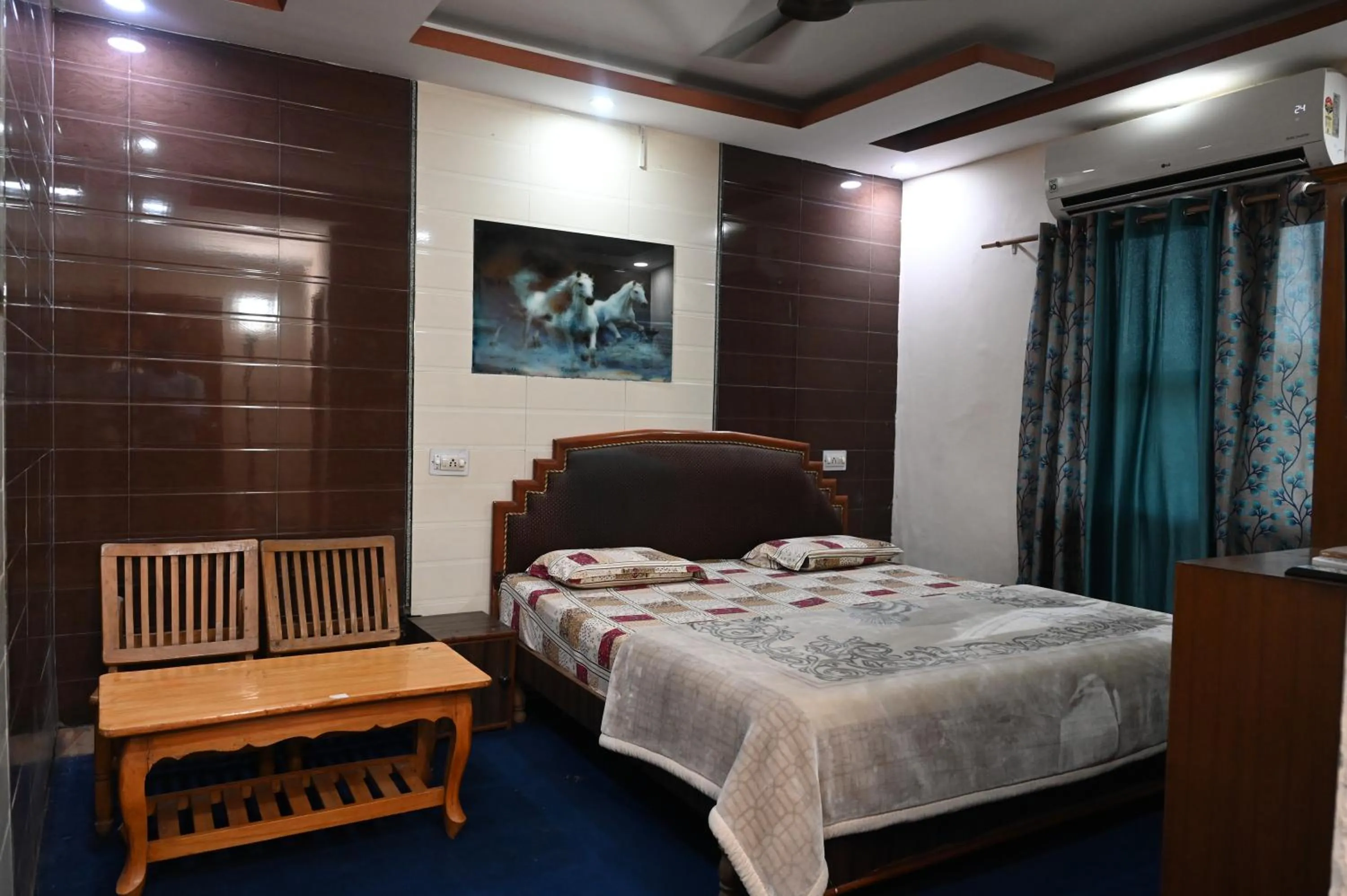 Bedroom, Bed in Hotel Sunrise