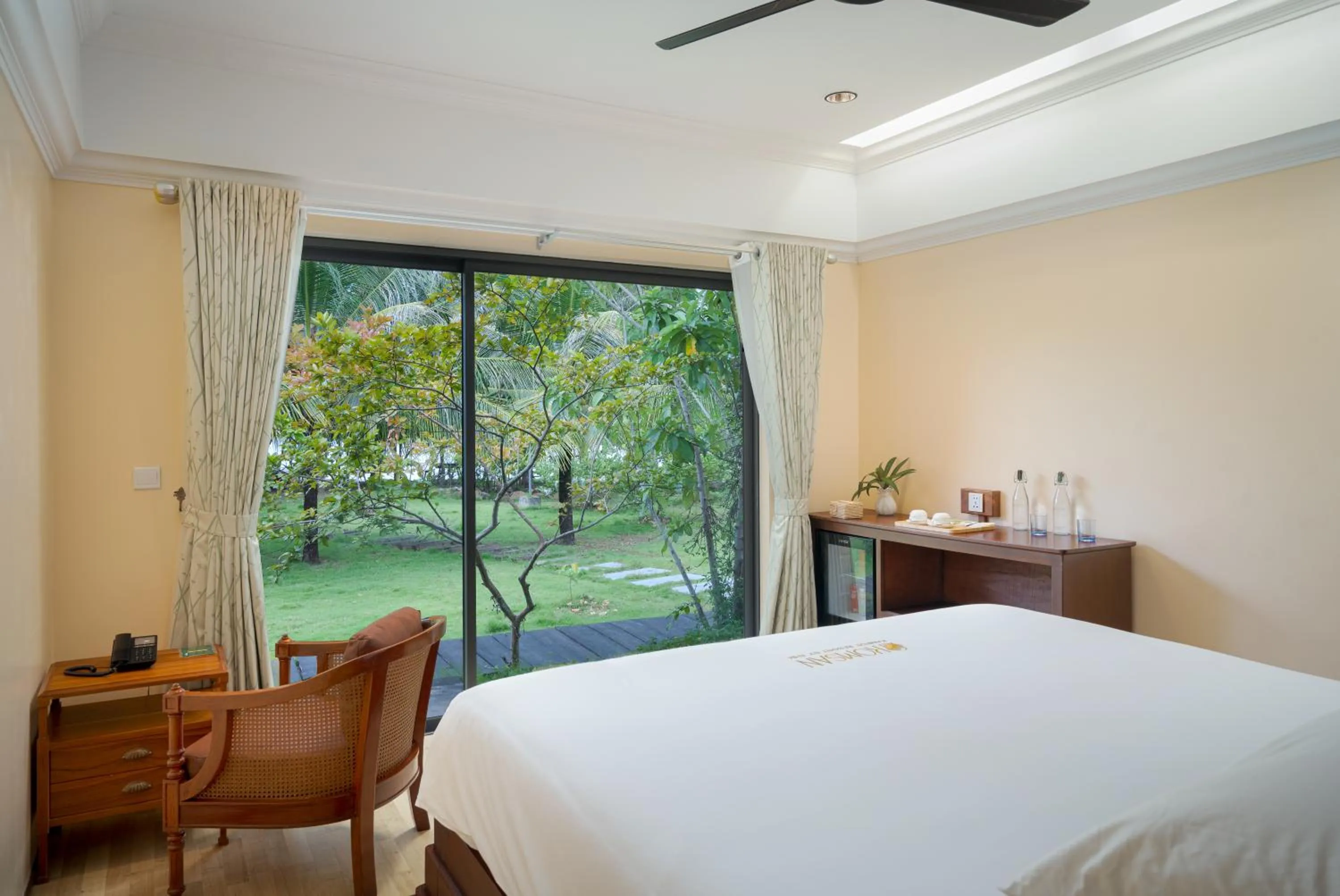 Bed in Komsan Kampot Resort