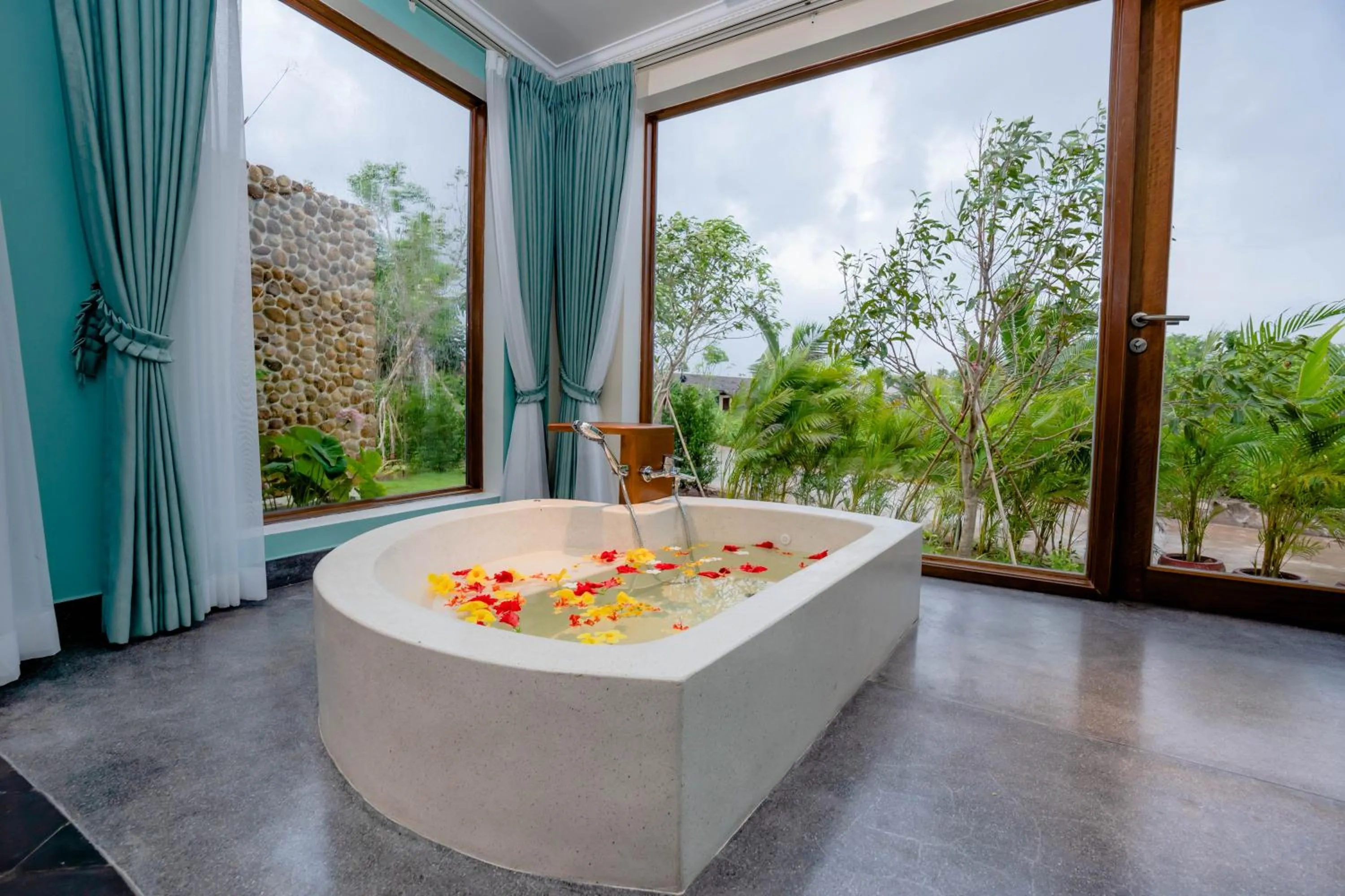 Bath in Komsan Kampot Resort