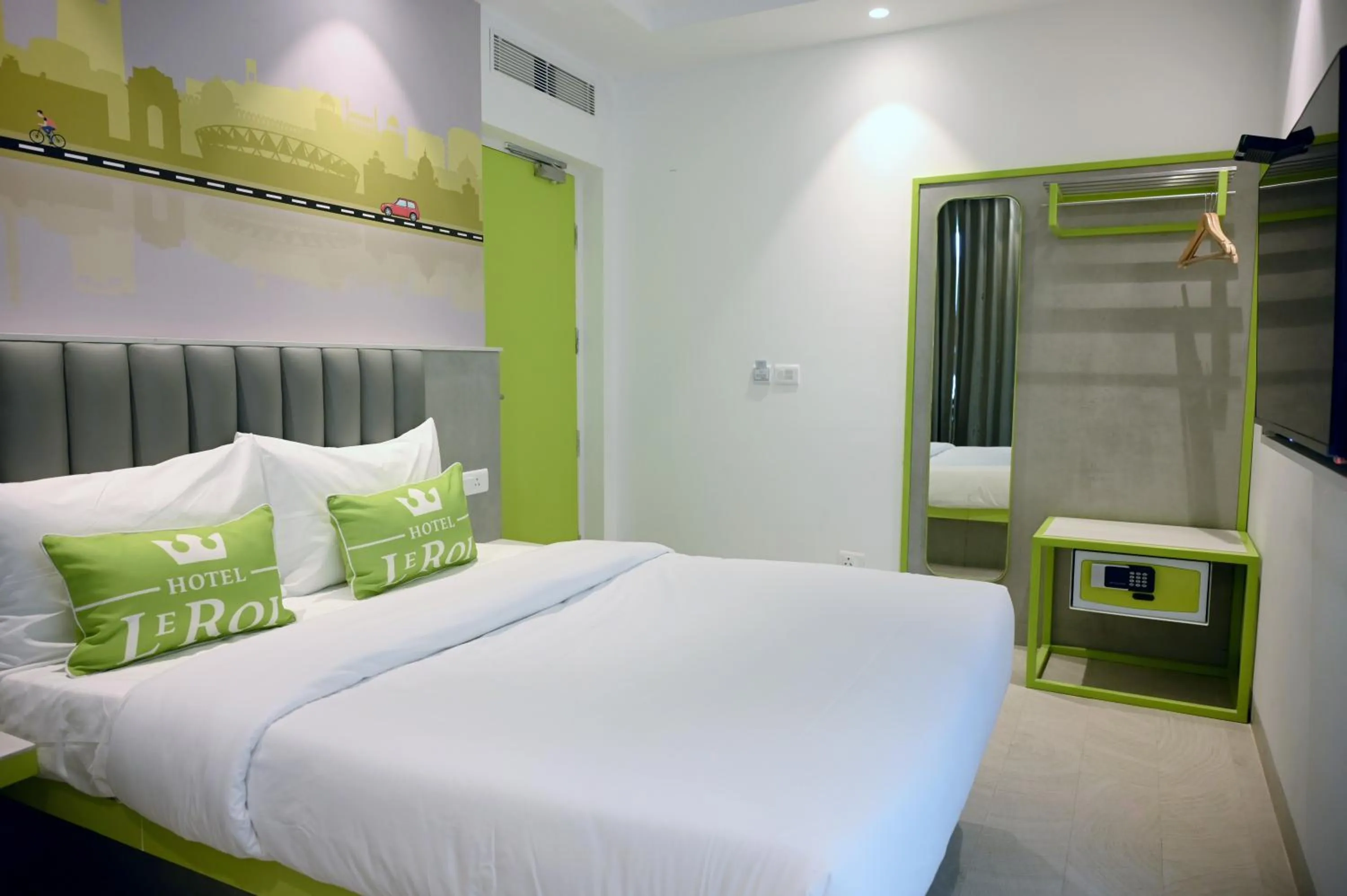 Bed in Hotel Le Roi Express Karol Bagh