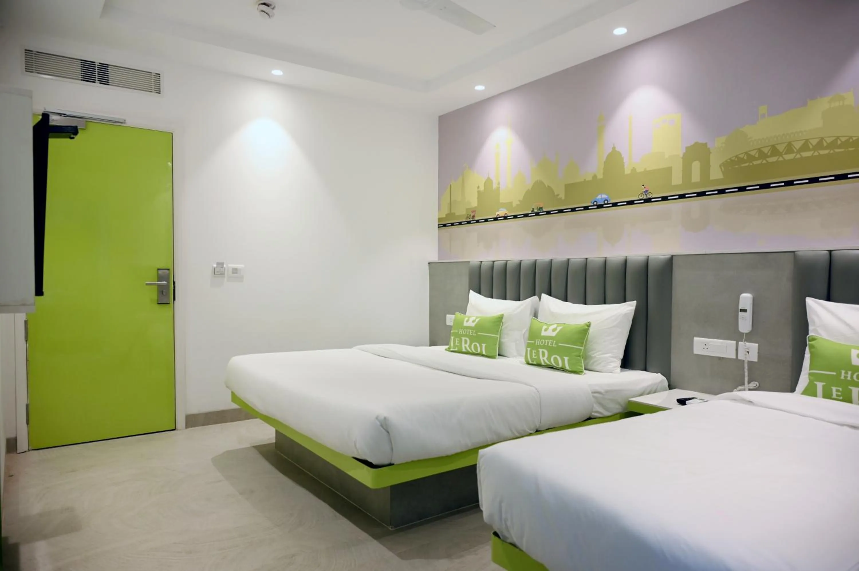 Bed in Hotel Le Roi Express Karol Bagh