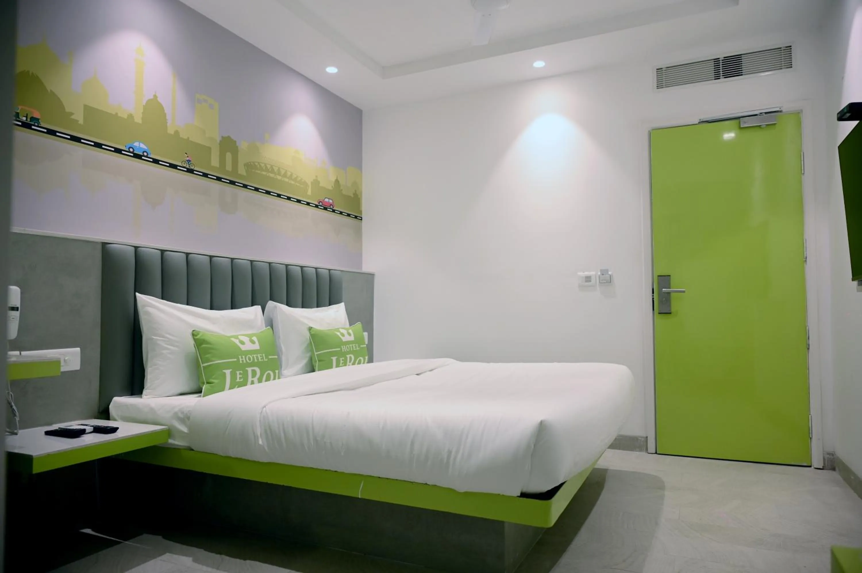 Bed in Hotel Le Roi Express Karol Bagh