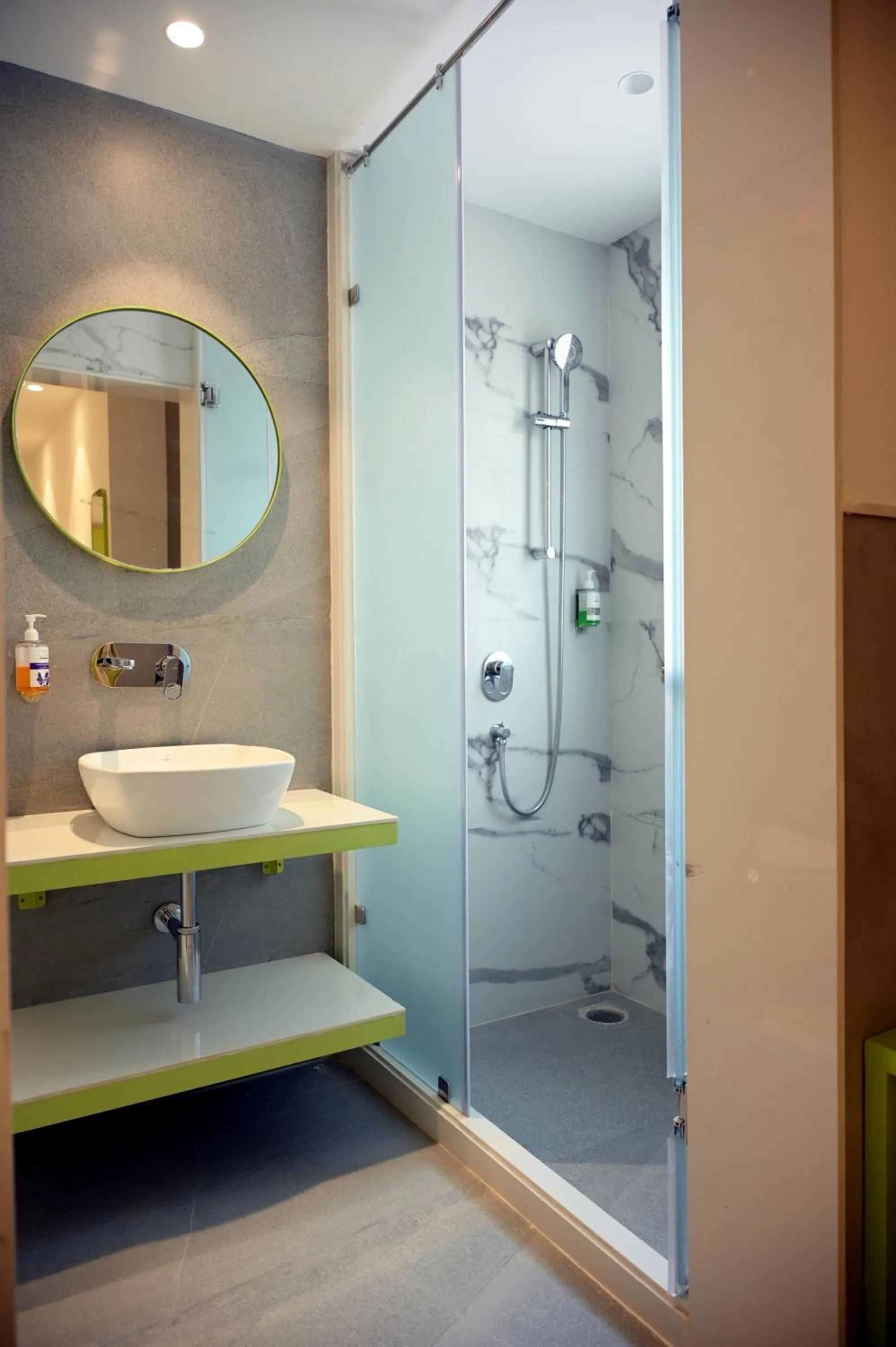 Bathroom in Hotel Le Roi Express Karol Bagh