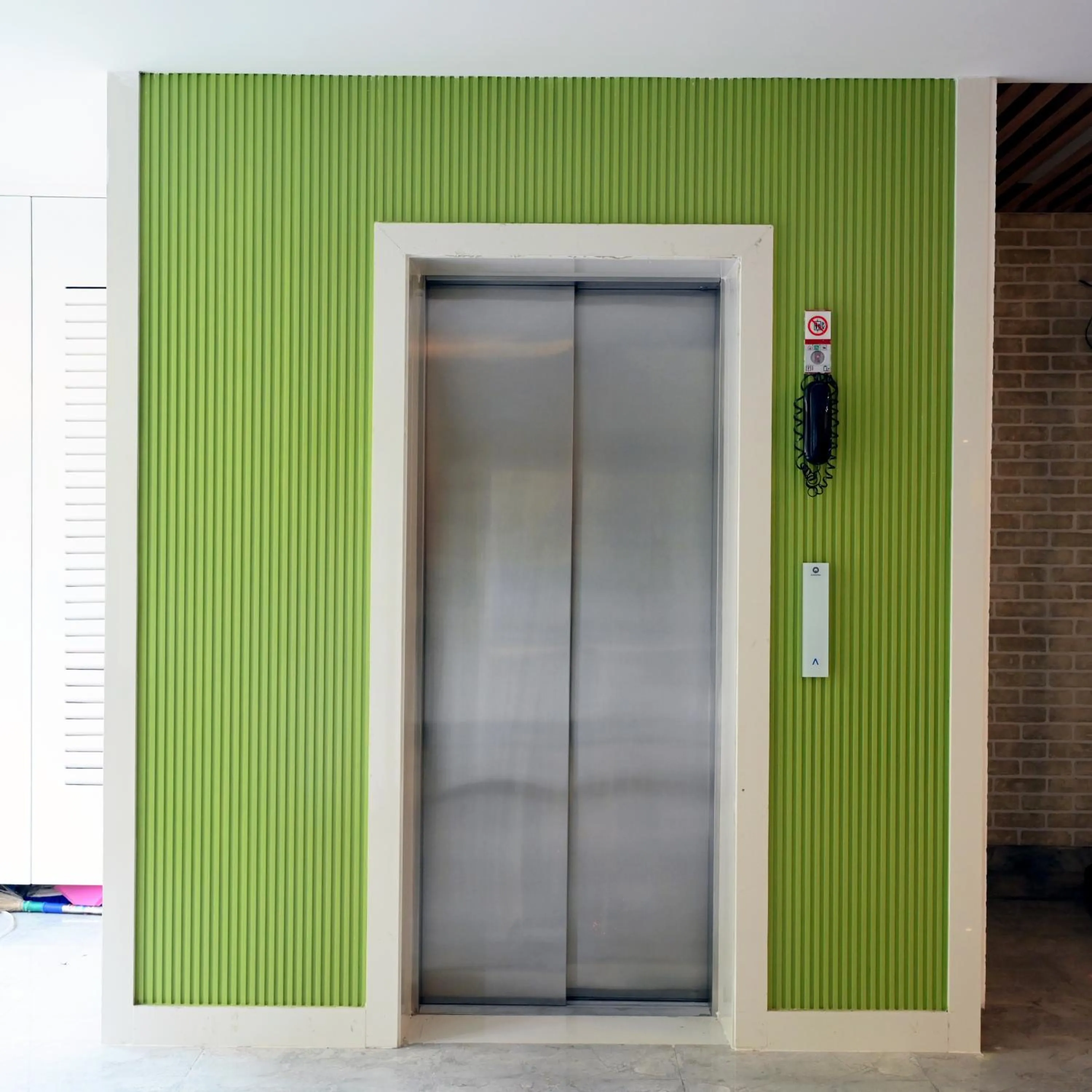 elevator in Hotel Le Roi Express Karol Bagh