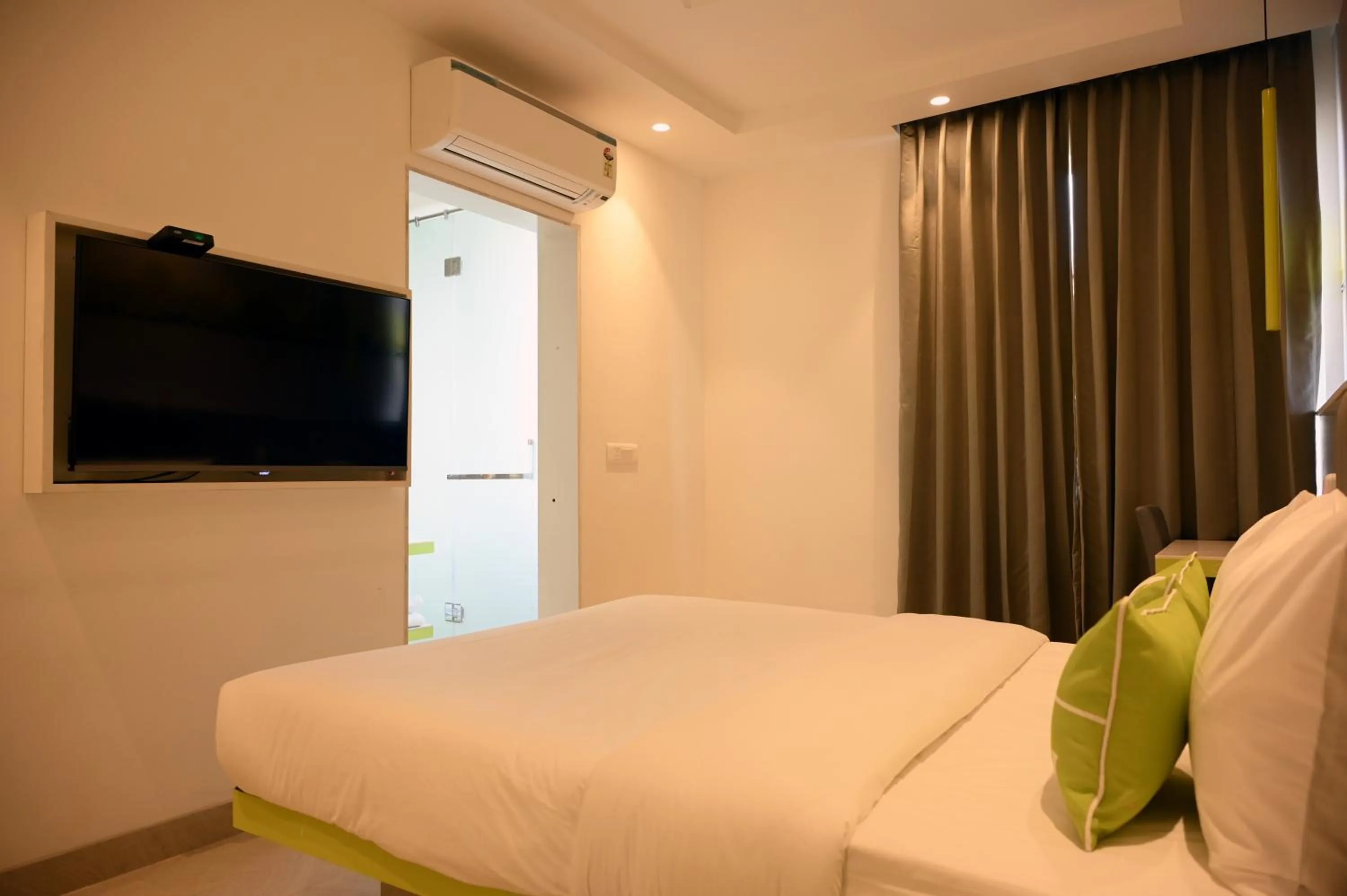 TV and multimedia, Bed in Hotel Le Roi Express Karol Bagh