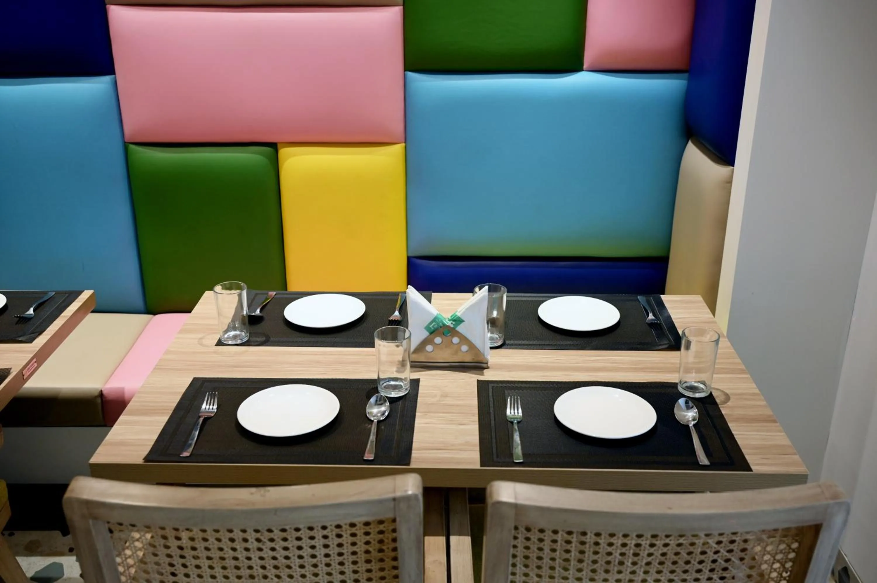 Restaurant/places to eat in Hotel Le Roi Express Karol Bagh