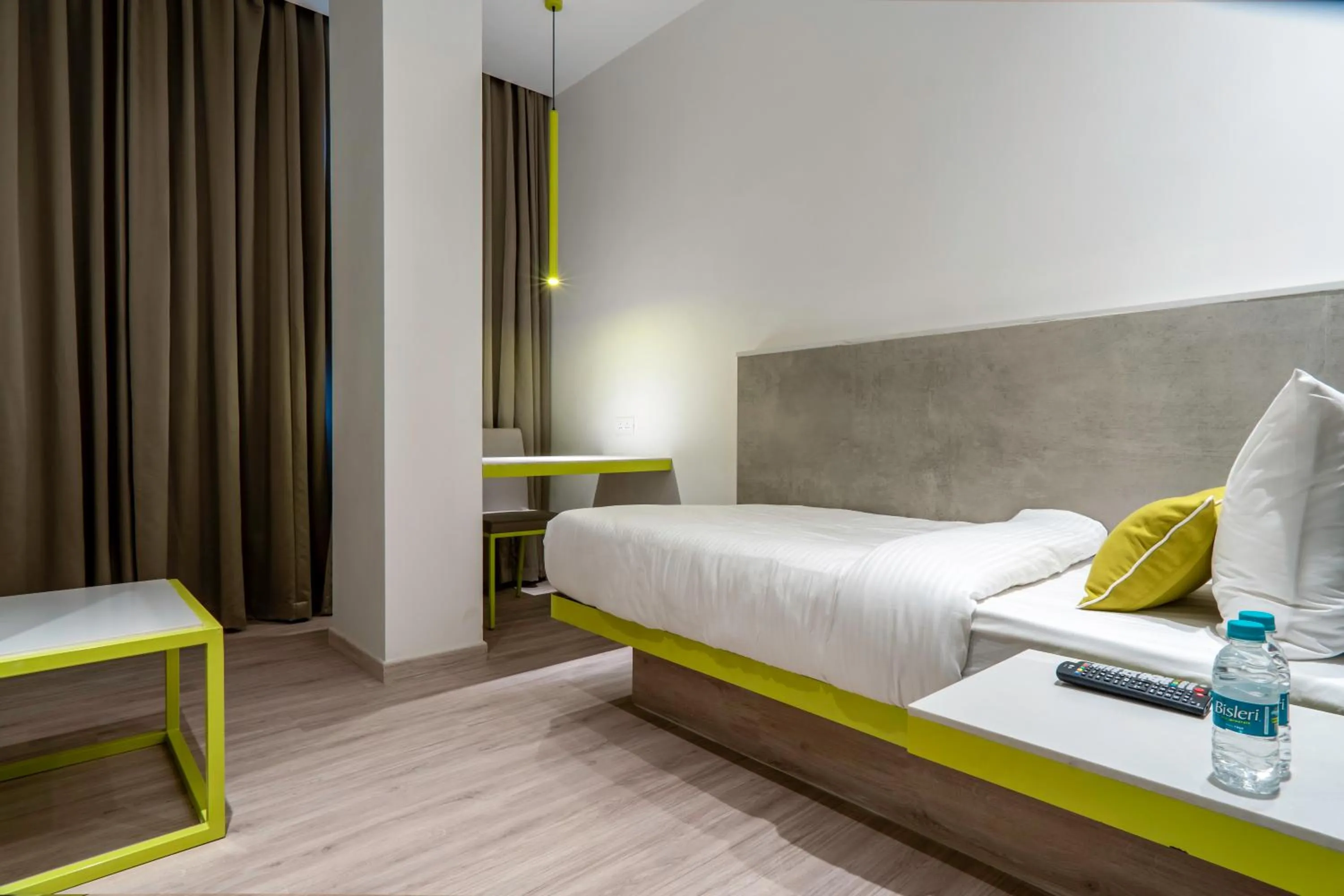 Bed in Hotel Le Roi Express Karol Bagh