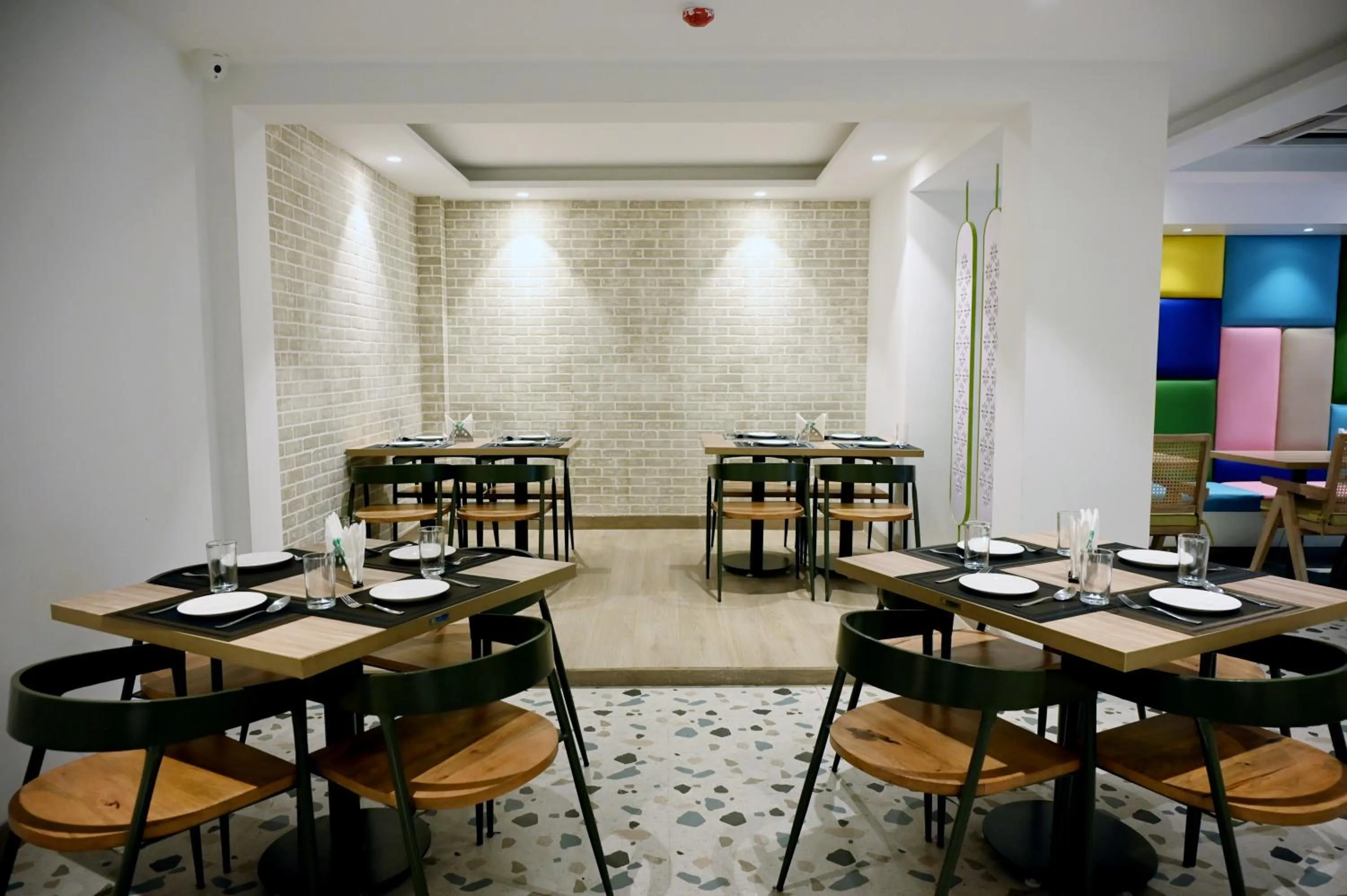 Restaurant/places to eat in Hotel Le Roi Express Karol Bagh