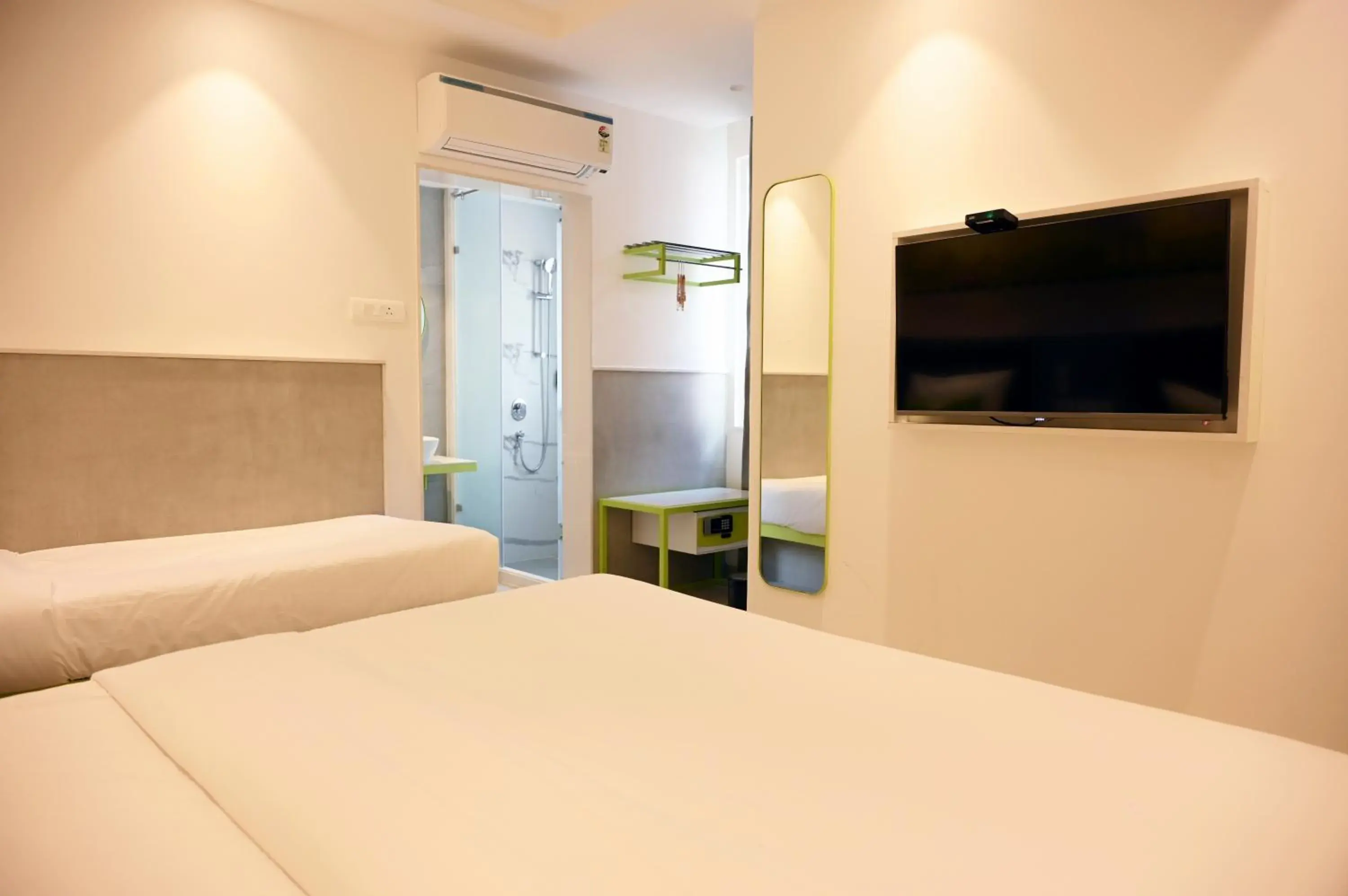 Bed in Hotel Le Roi Express Karol Bagh Bed in Hotel Le Roi Express Karol Bagh