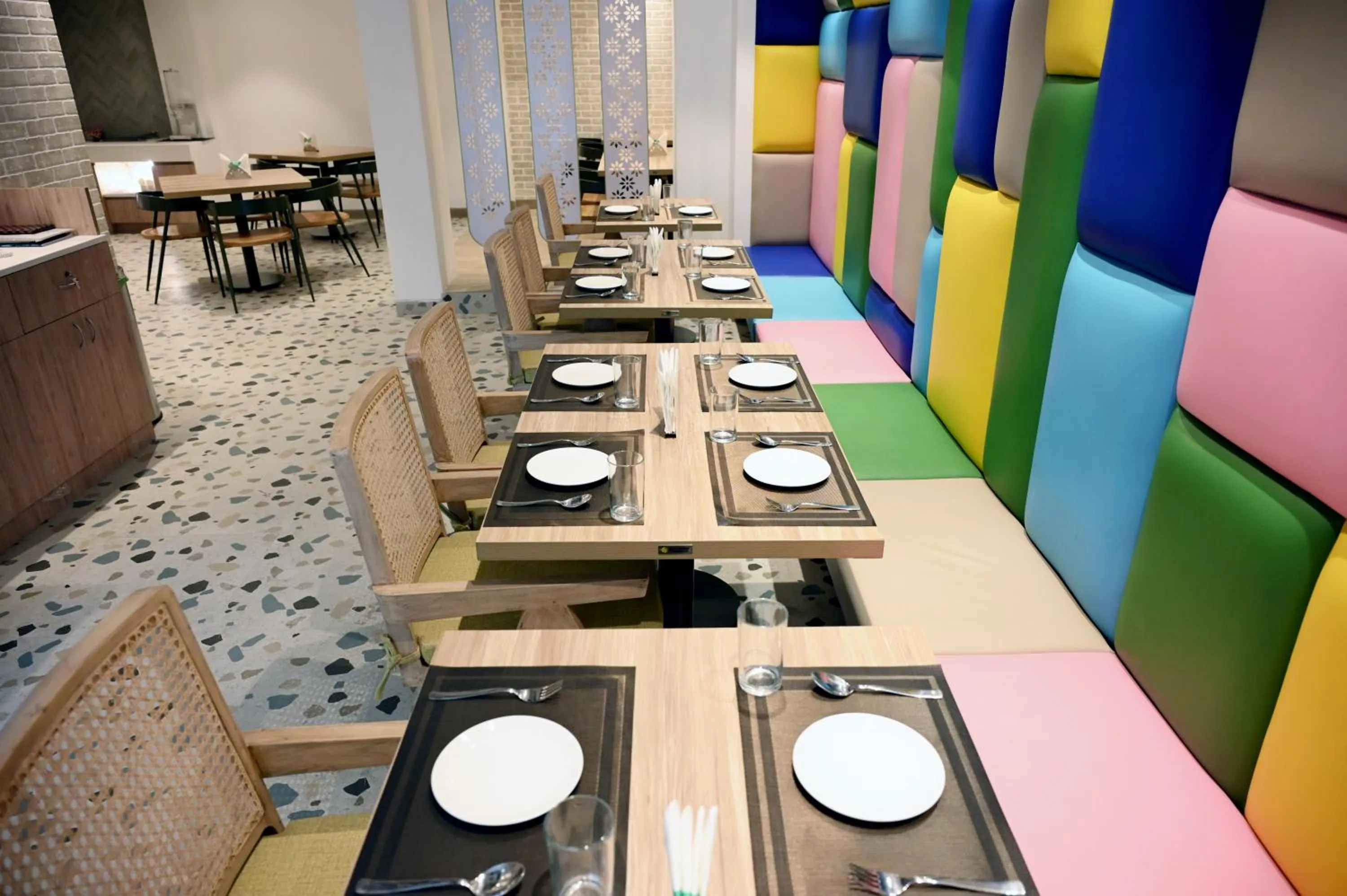 Restaurant/places to eat in Hotel Le Roi Express Karol Bagh