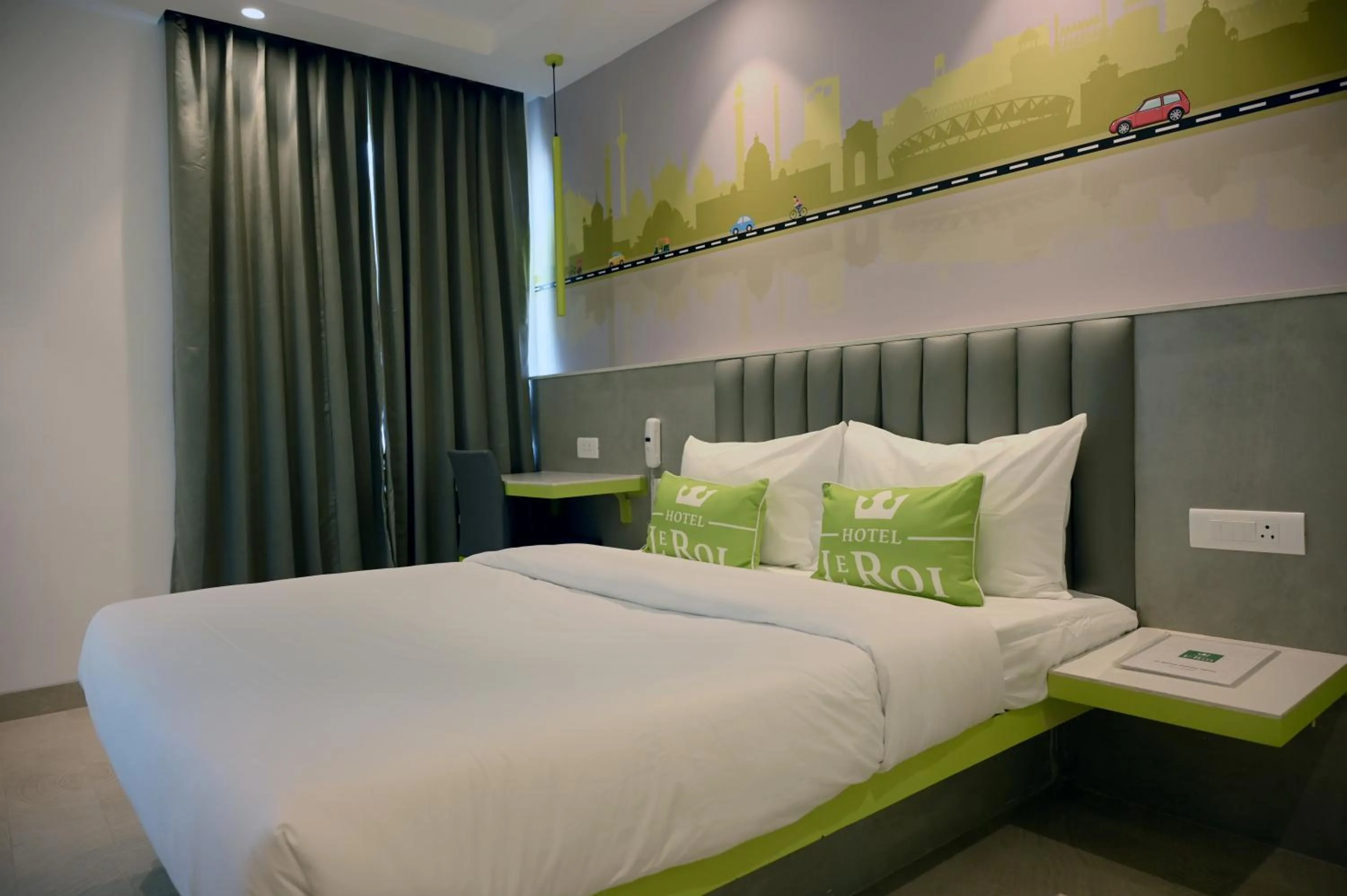 Bed in Hotel Le Roi Express Karol Bagh