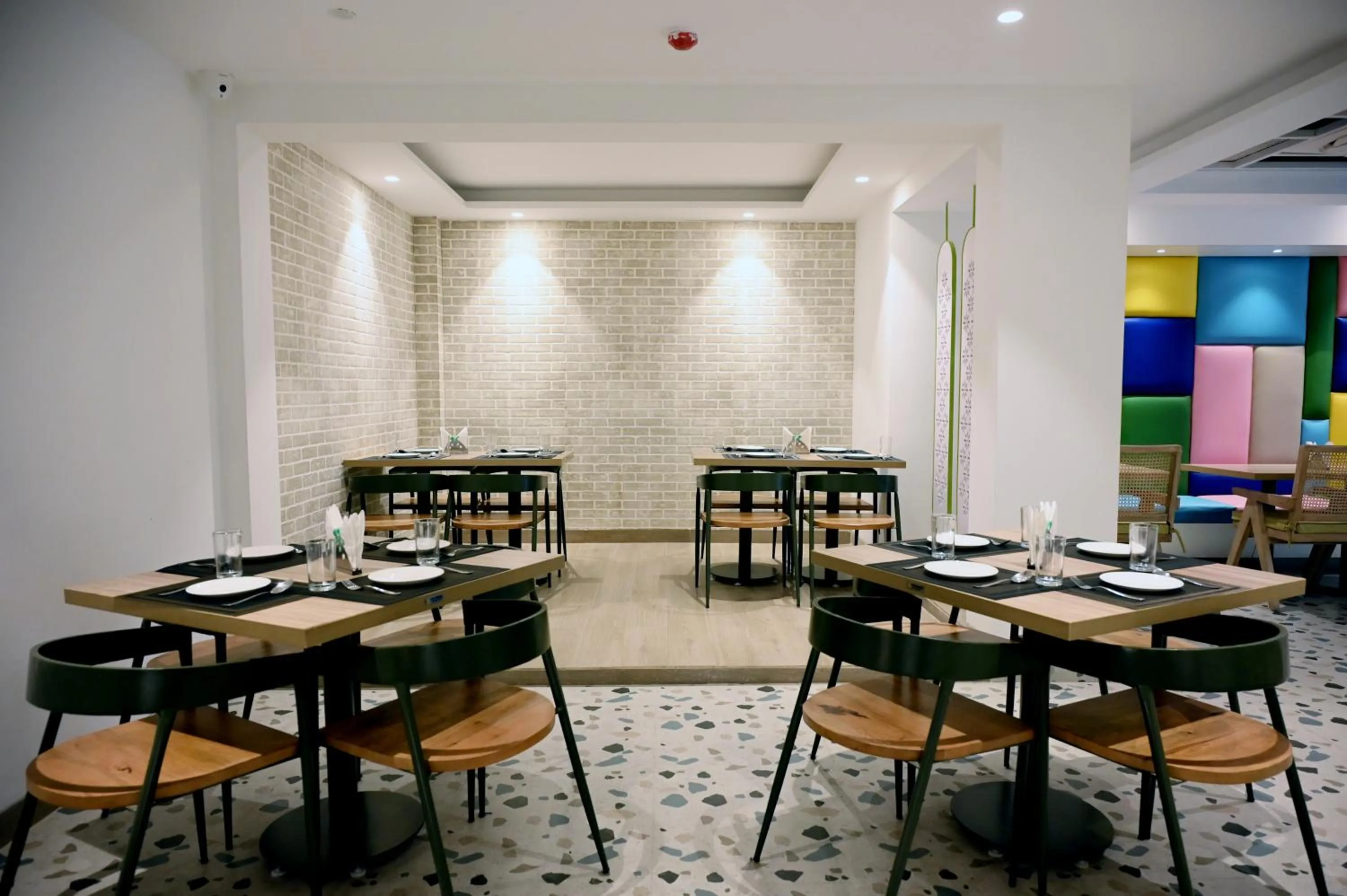 Restaurant/places to eat in Hotel Le Roi Express Karol Bagh