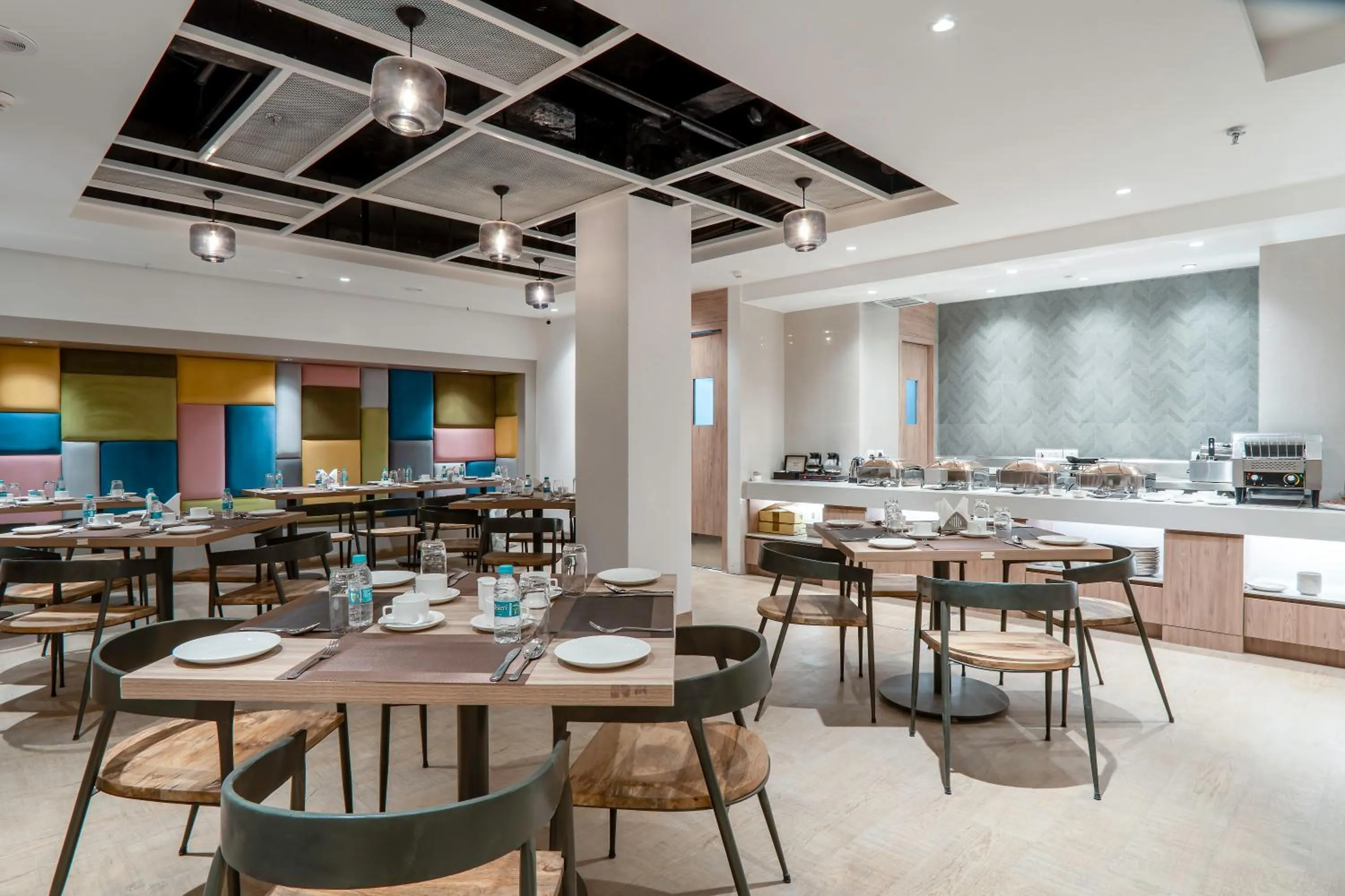 Restaurant/places to eat in Hotel Le Roi Express Karol Bagh