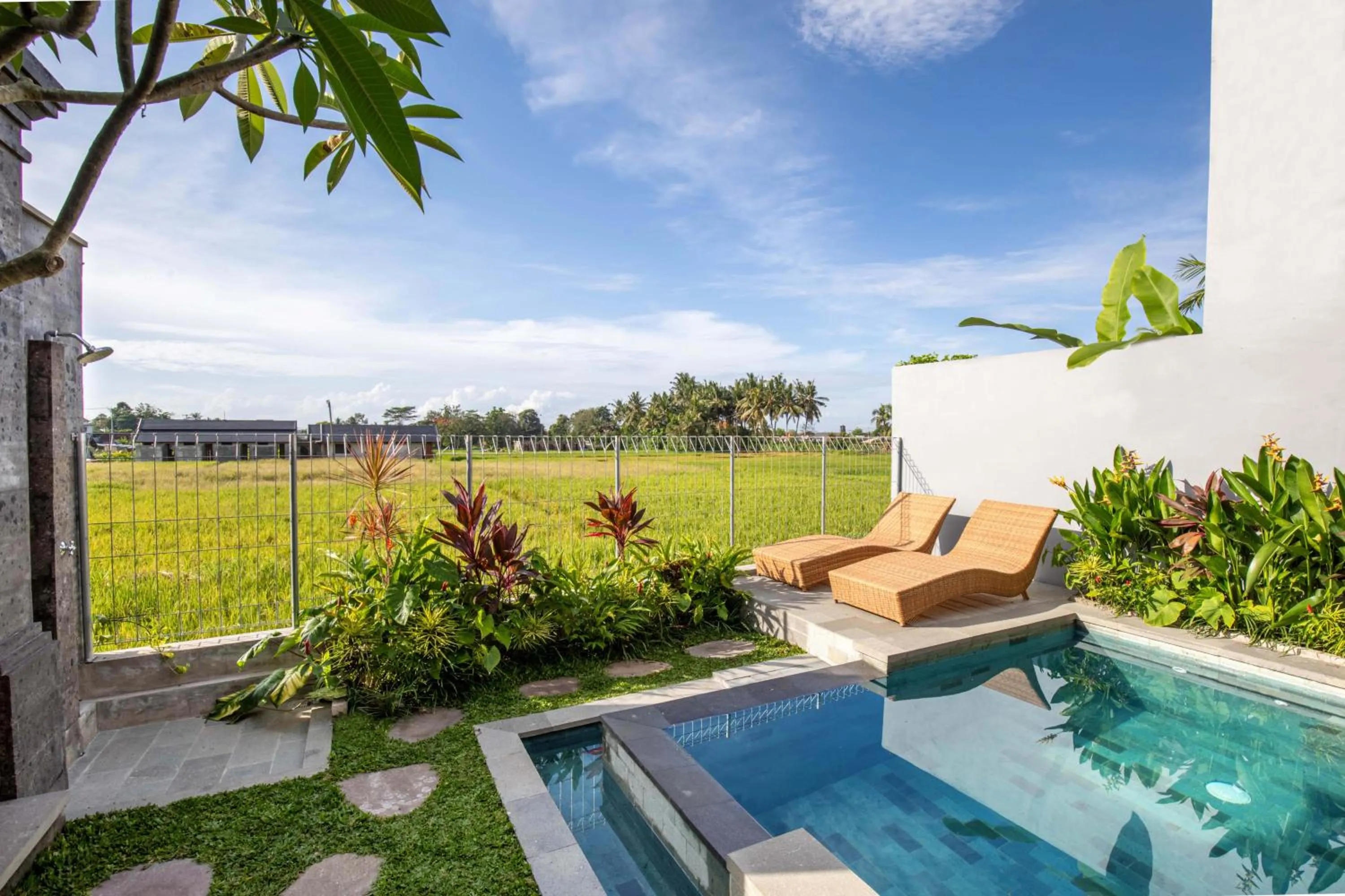 Swimming pool in Weda Villas