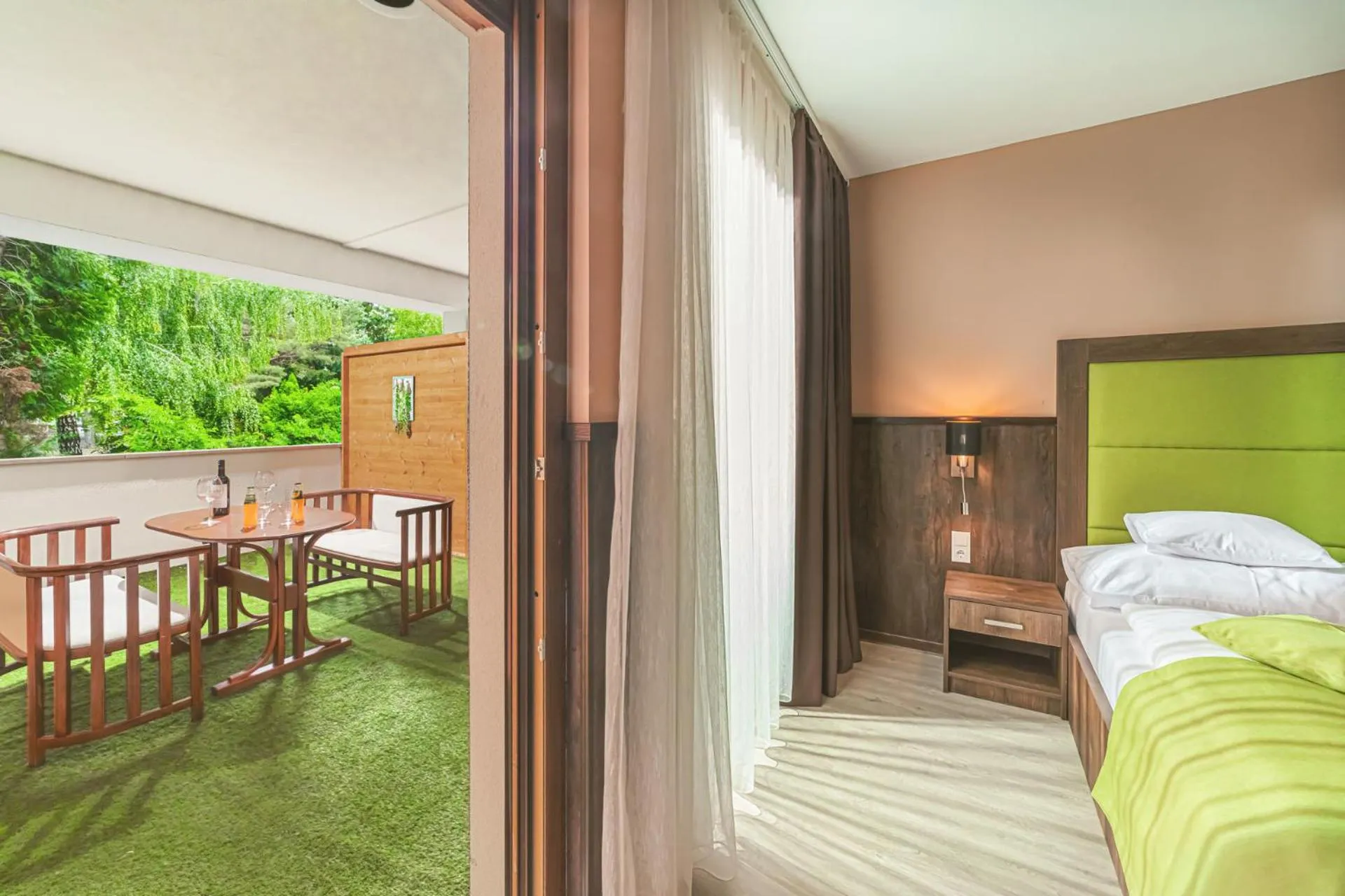 Balcony/Terrace, Bed in Park Hotel Bükfürdő