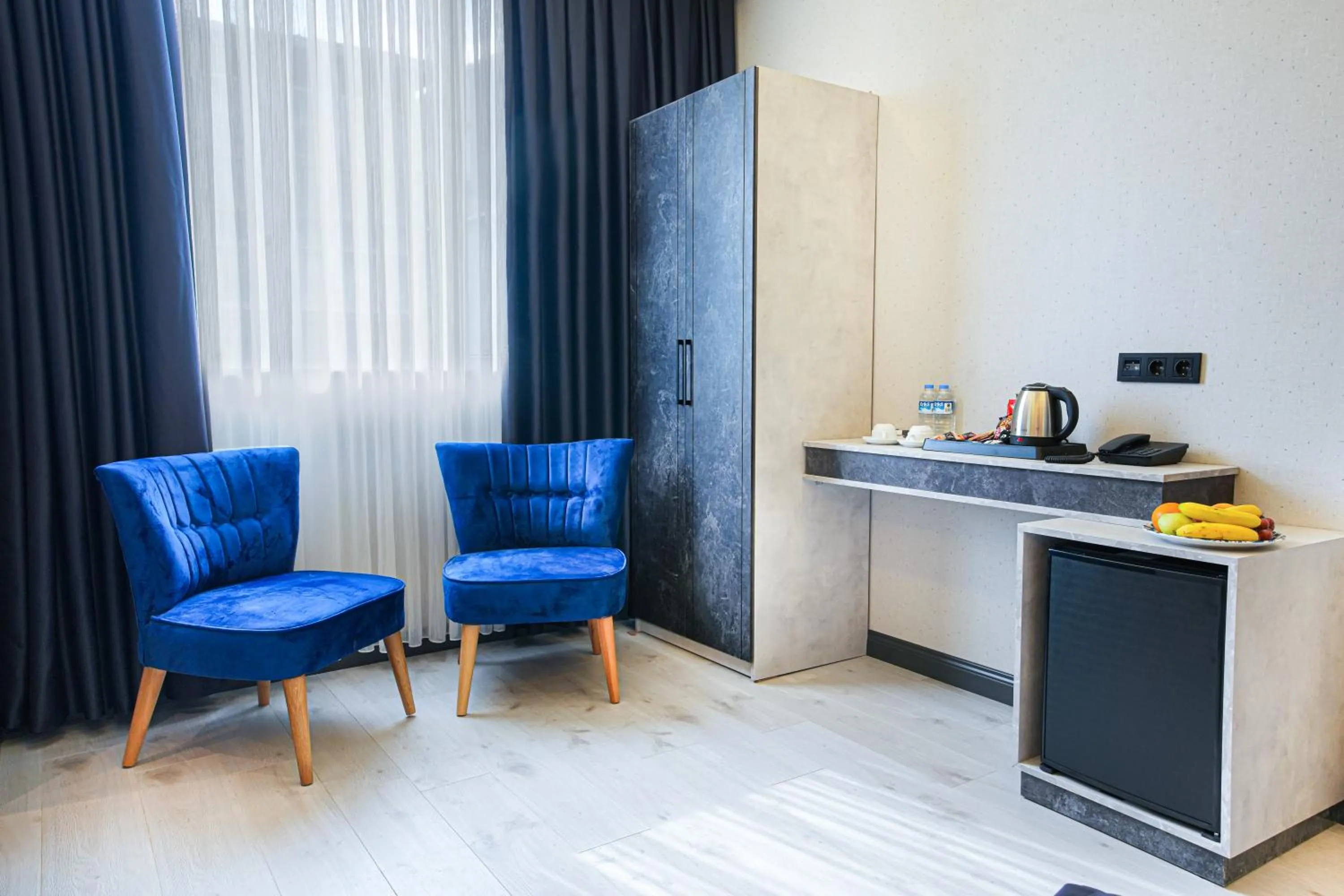 Seating area in Comfort Point Two Hotel