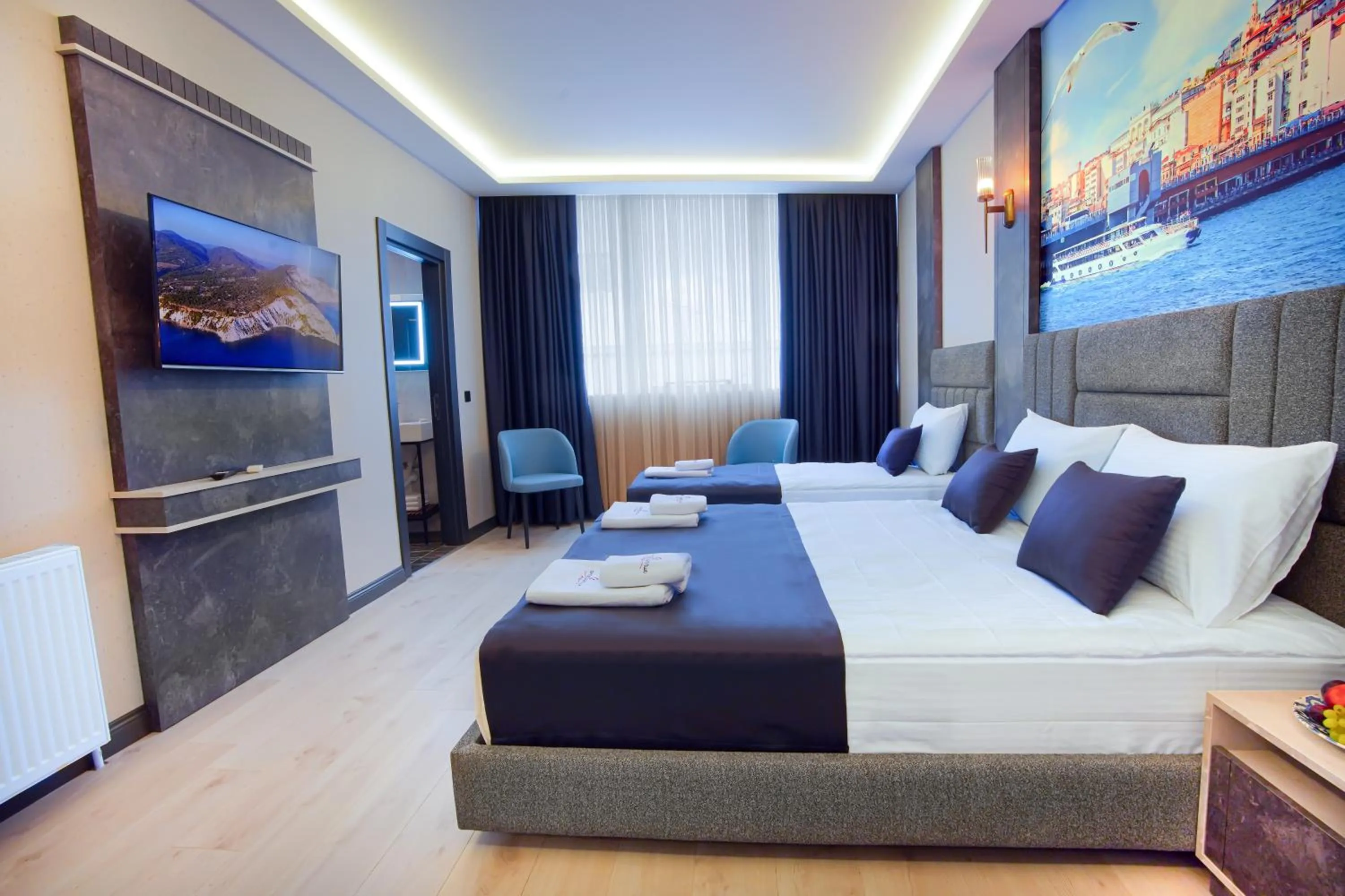 Seating area, Bed in Comfort Point Two Hotel