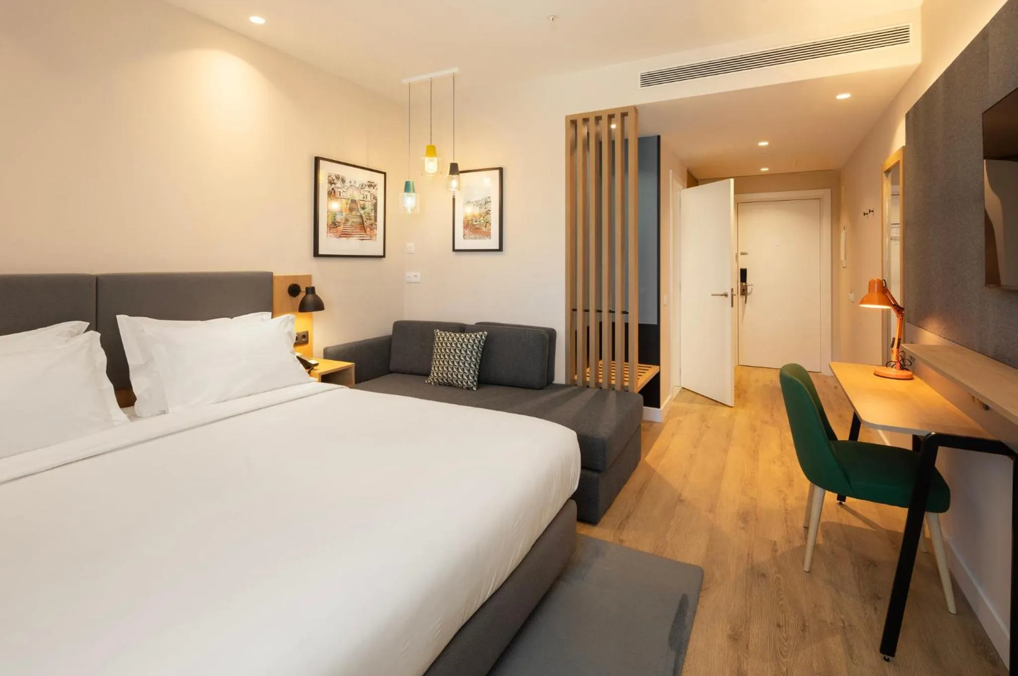 Photo of the whole room, Bed in Holiday Inn Braga by IHG