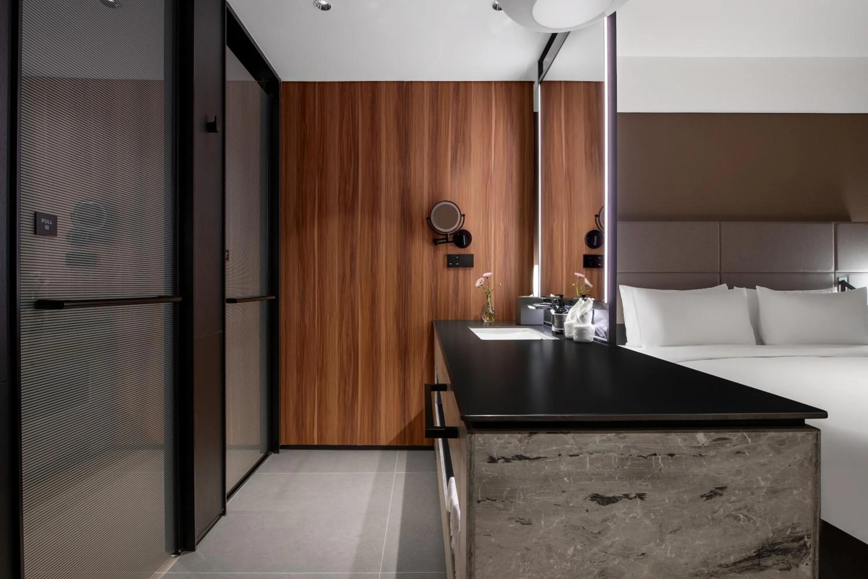 Shower, Bed in Intercity Hotel Guangzhou East Railway Station - Free Shuttle Bus During Canton Fair Period