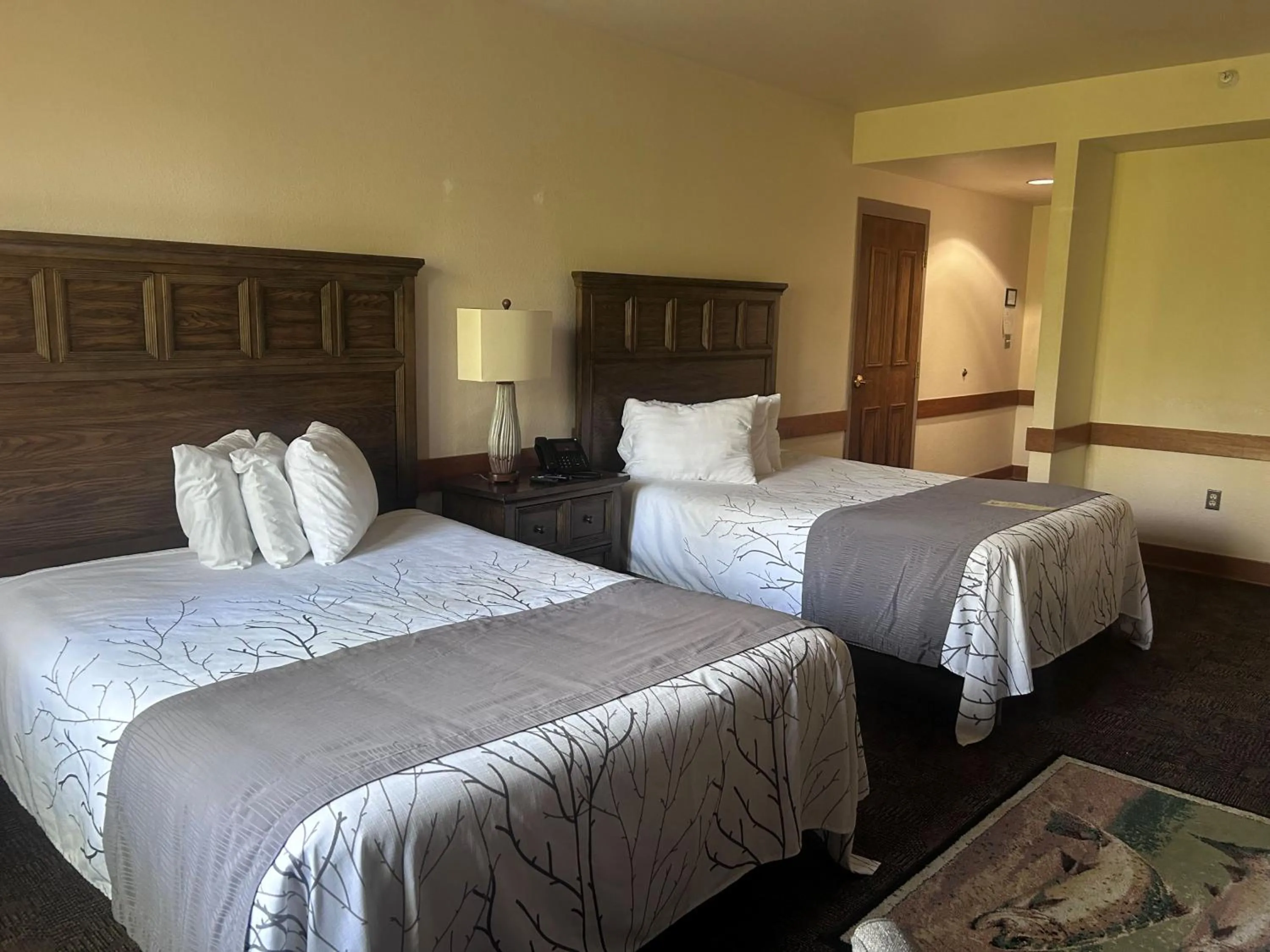 Queen Suite in Roaring River State Park