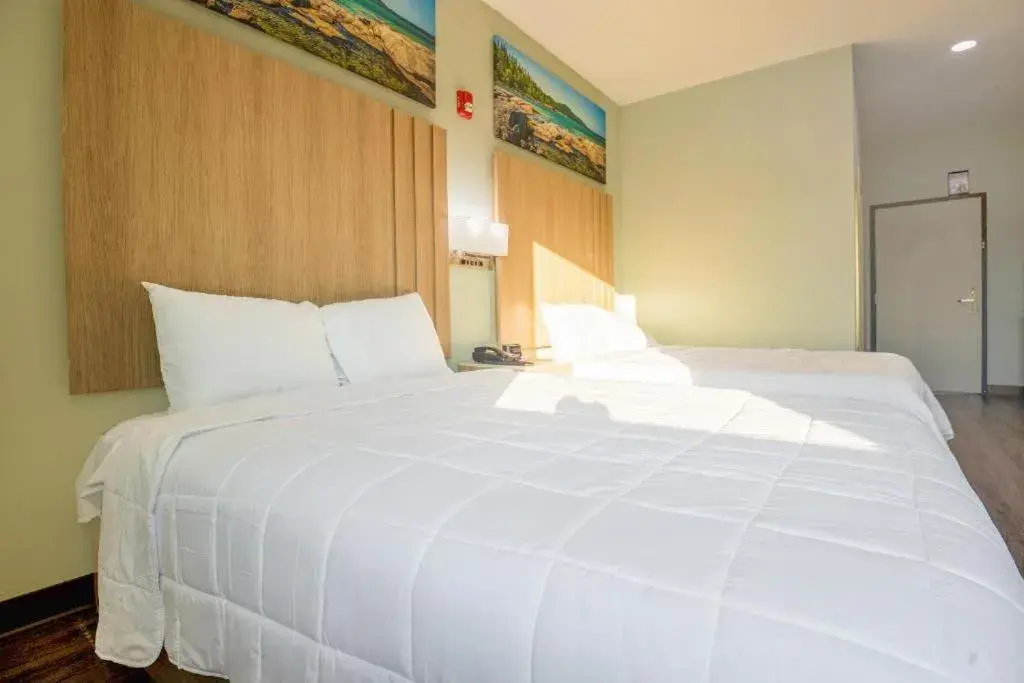 Bed in Royal Inn & Suites Bed in Royal Inn & Suites