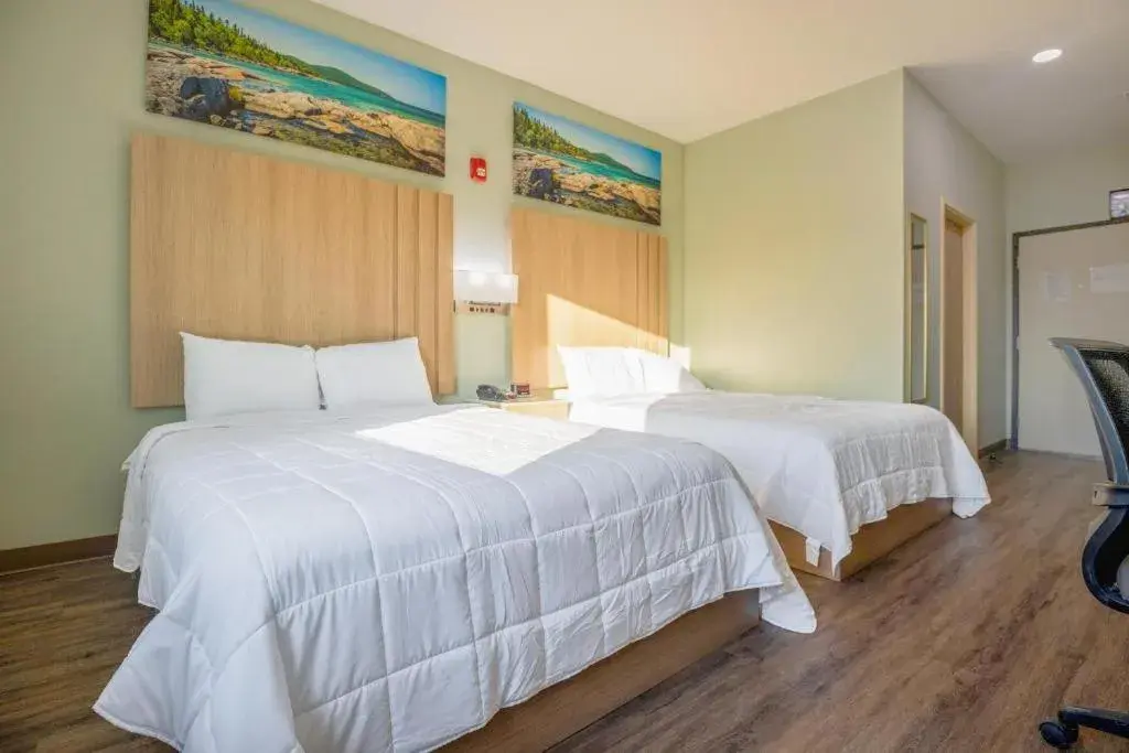 Bed in Royal Inn & Suites Bed in Royal Inn & Suites