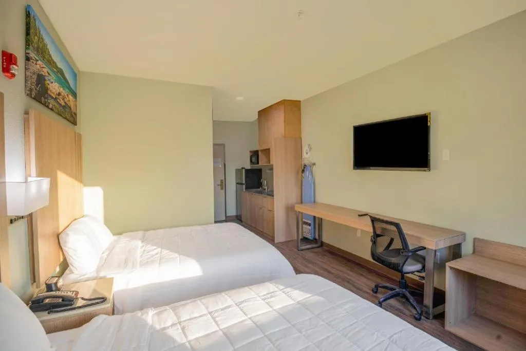 Bed in Royal Inn & Suites