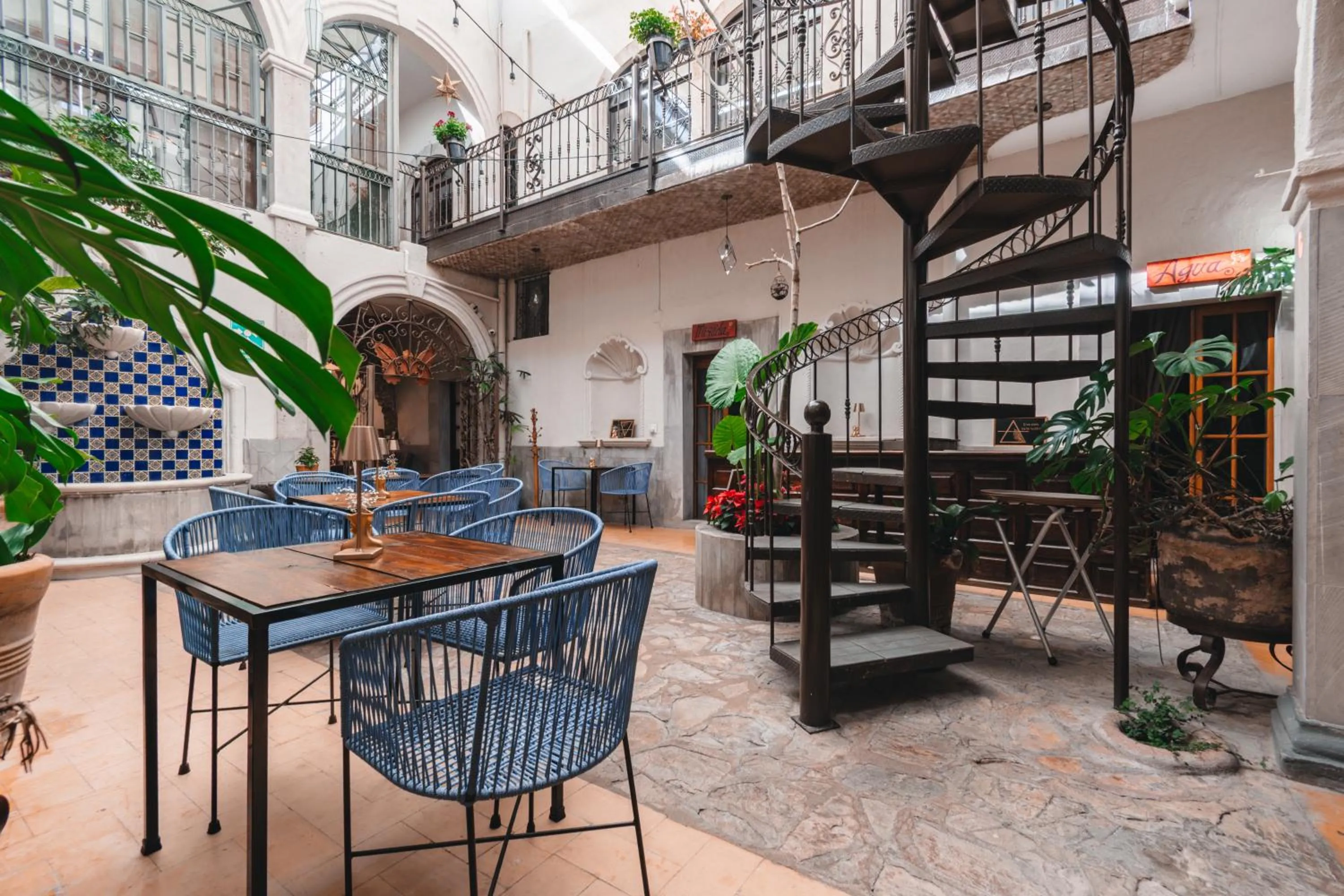 Restaurant/places to eat in Te Amo Hotel Boutique