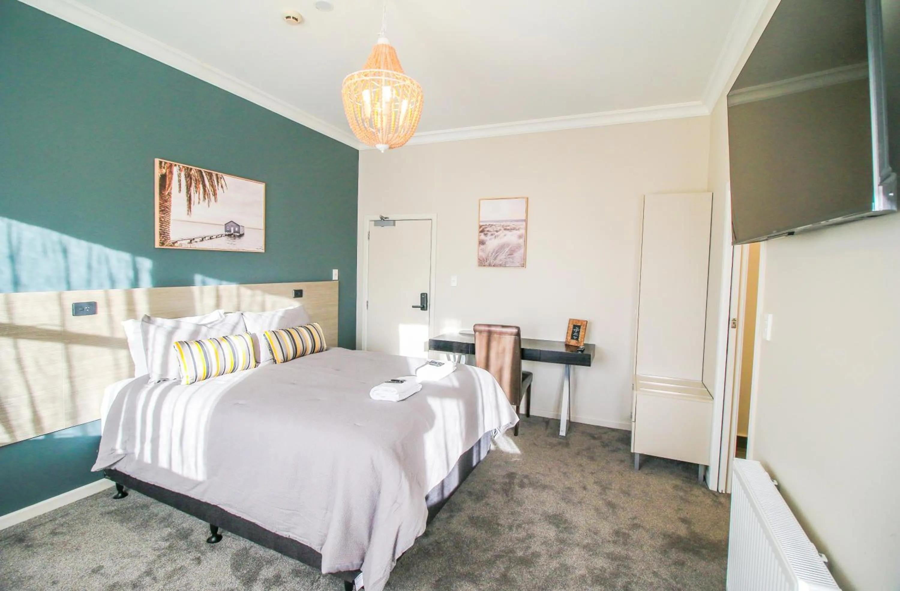Bed in Whitehouse Hotel