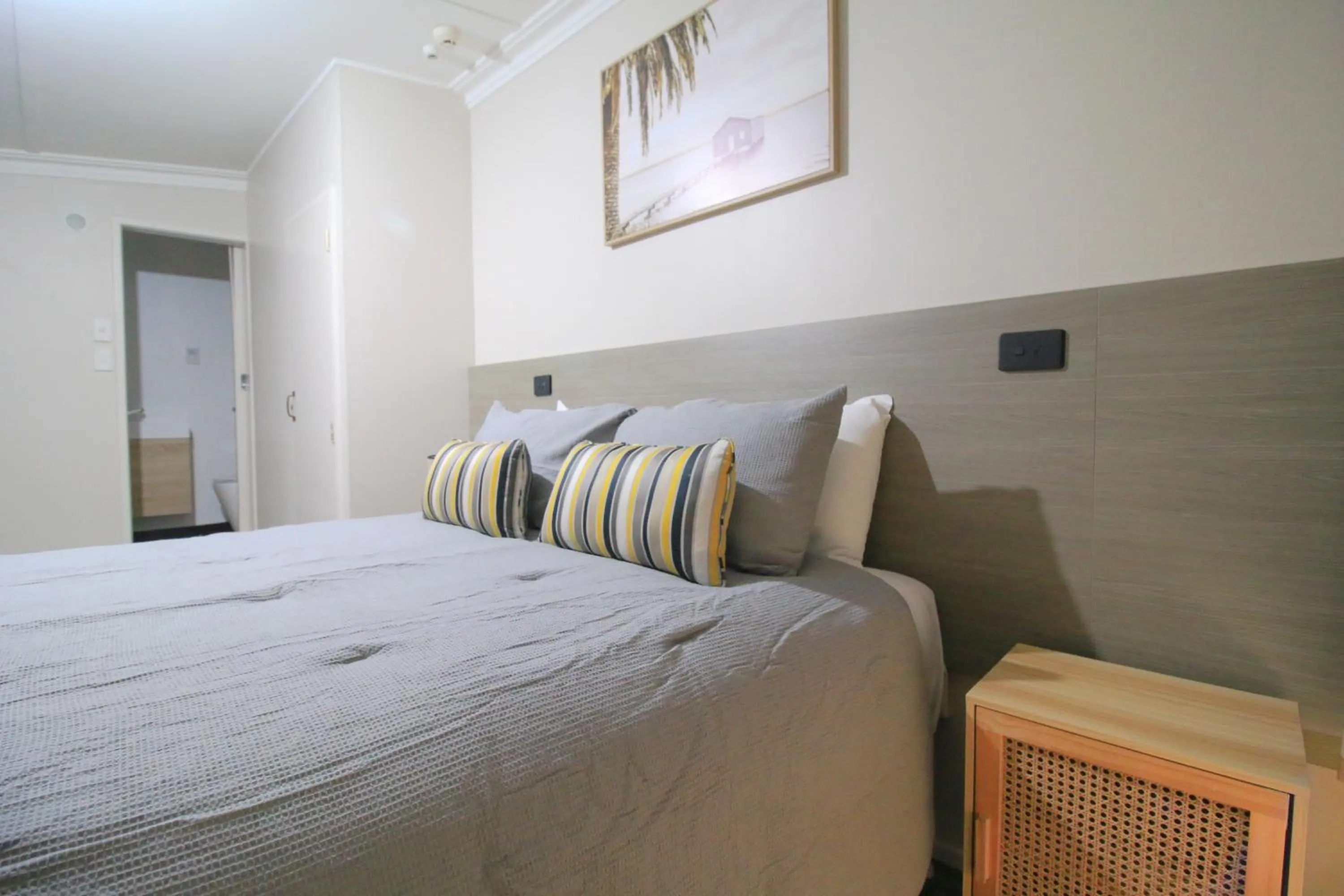 Bed in Whitehouse Hotel