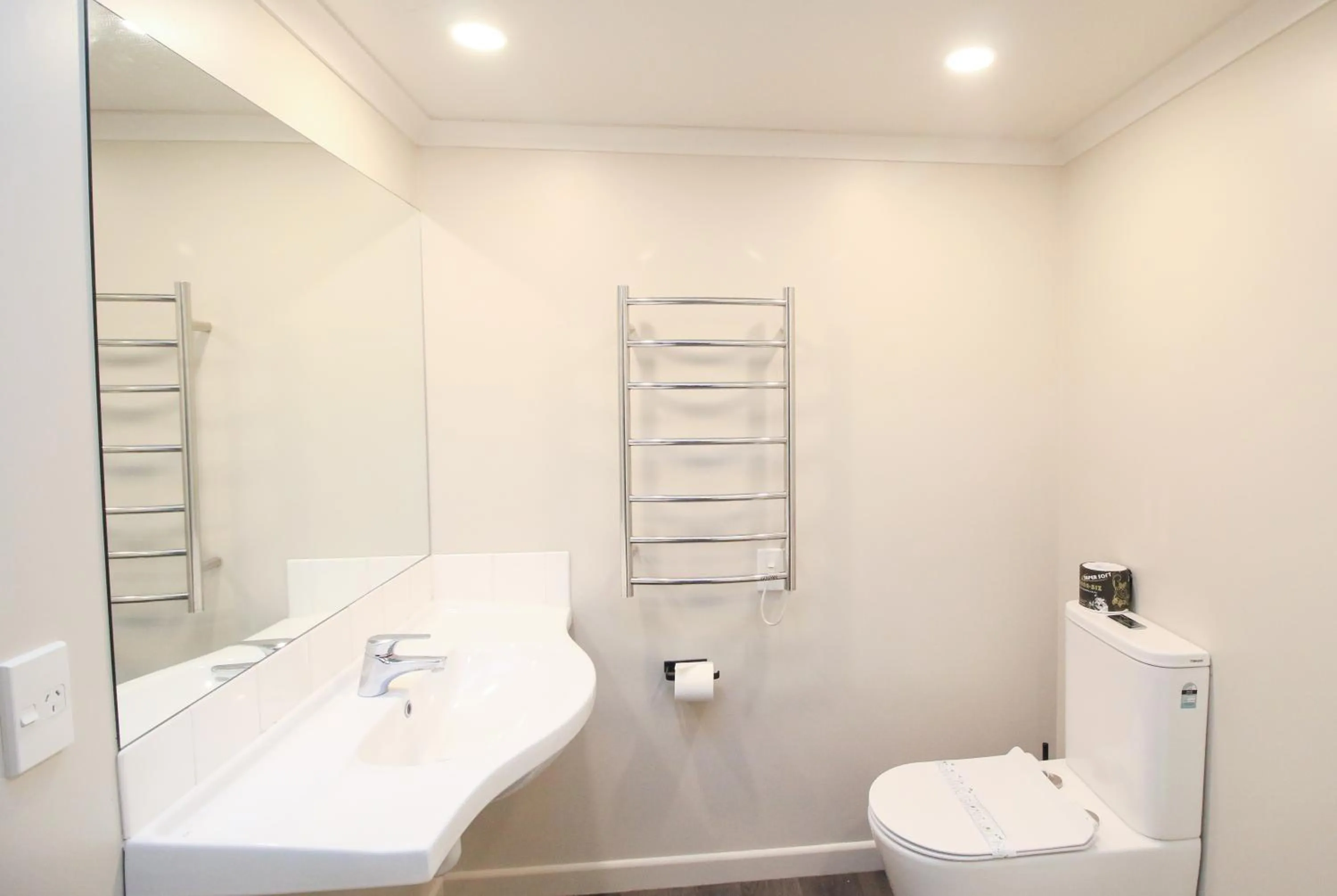 Toilet in Whitehouse Hotel