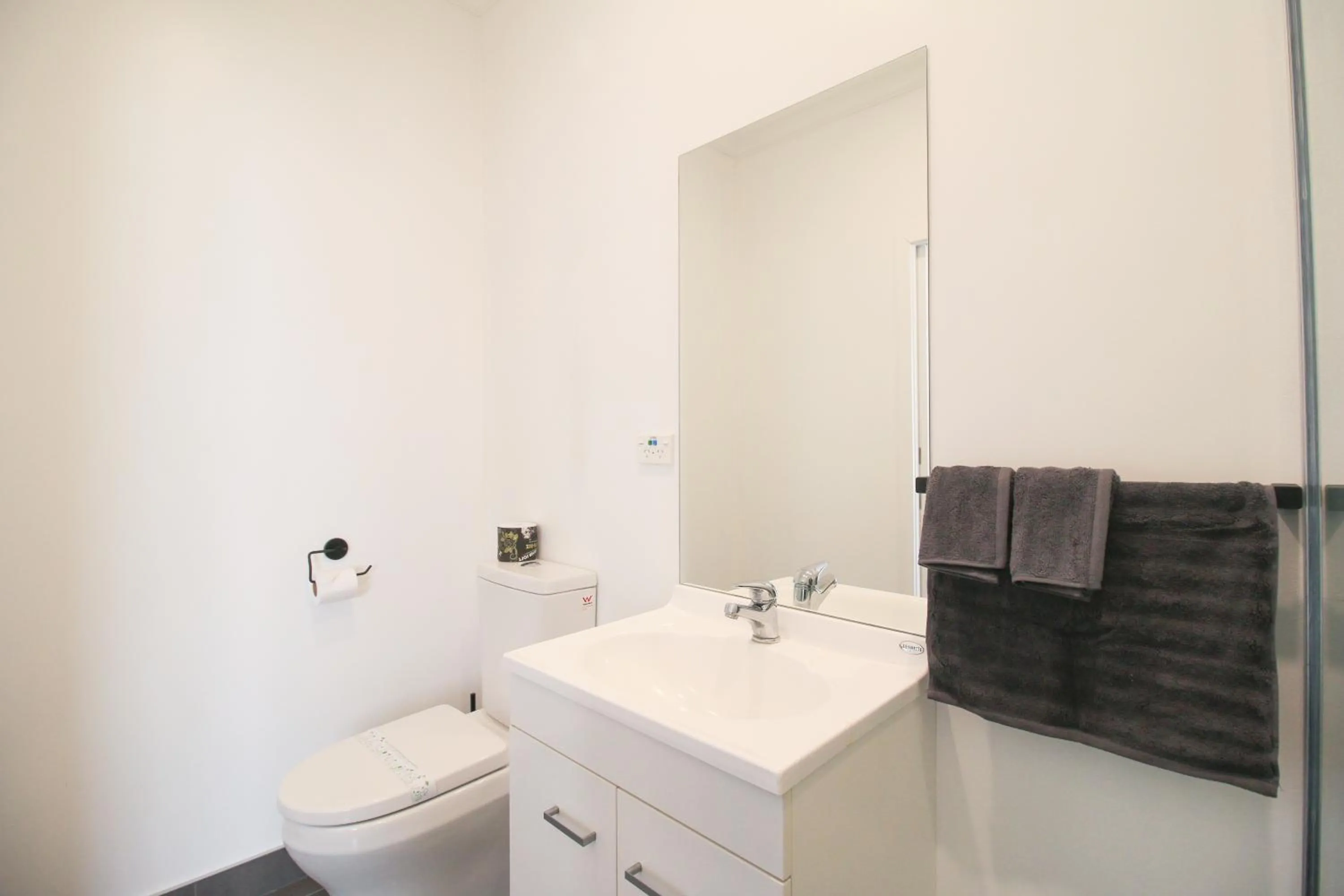 Toilet in Whitehouse Hotel