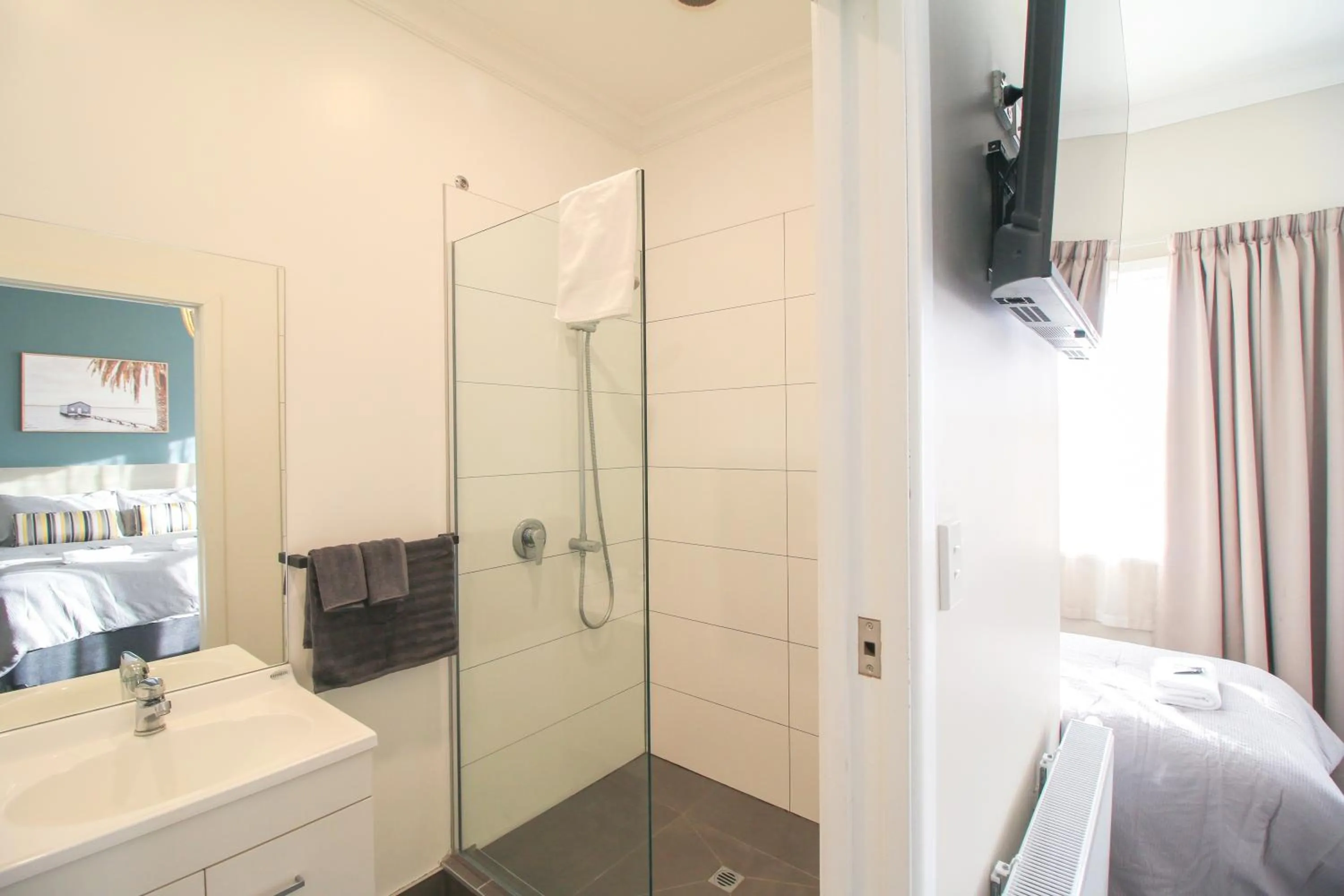 Shower, Bed in Whitehouse Hotel