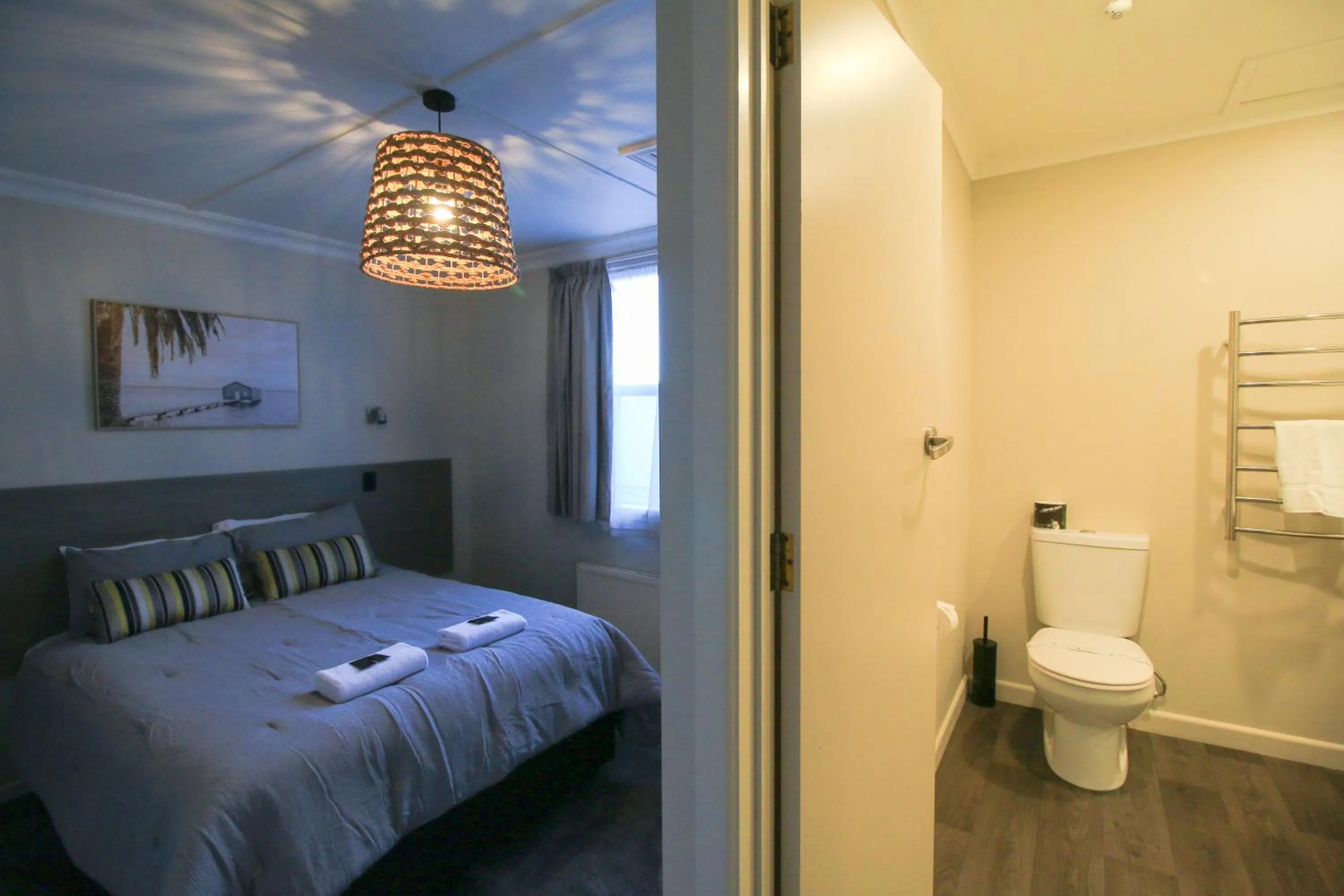 Toilet, Bed in Whitehouse Hotel