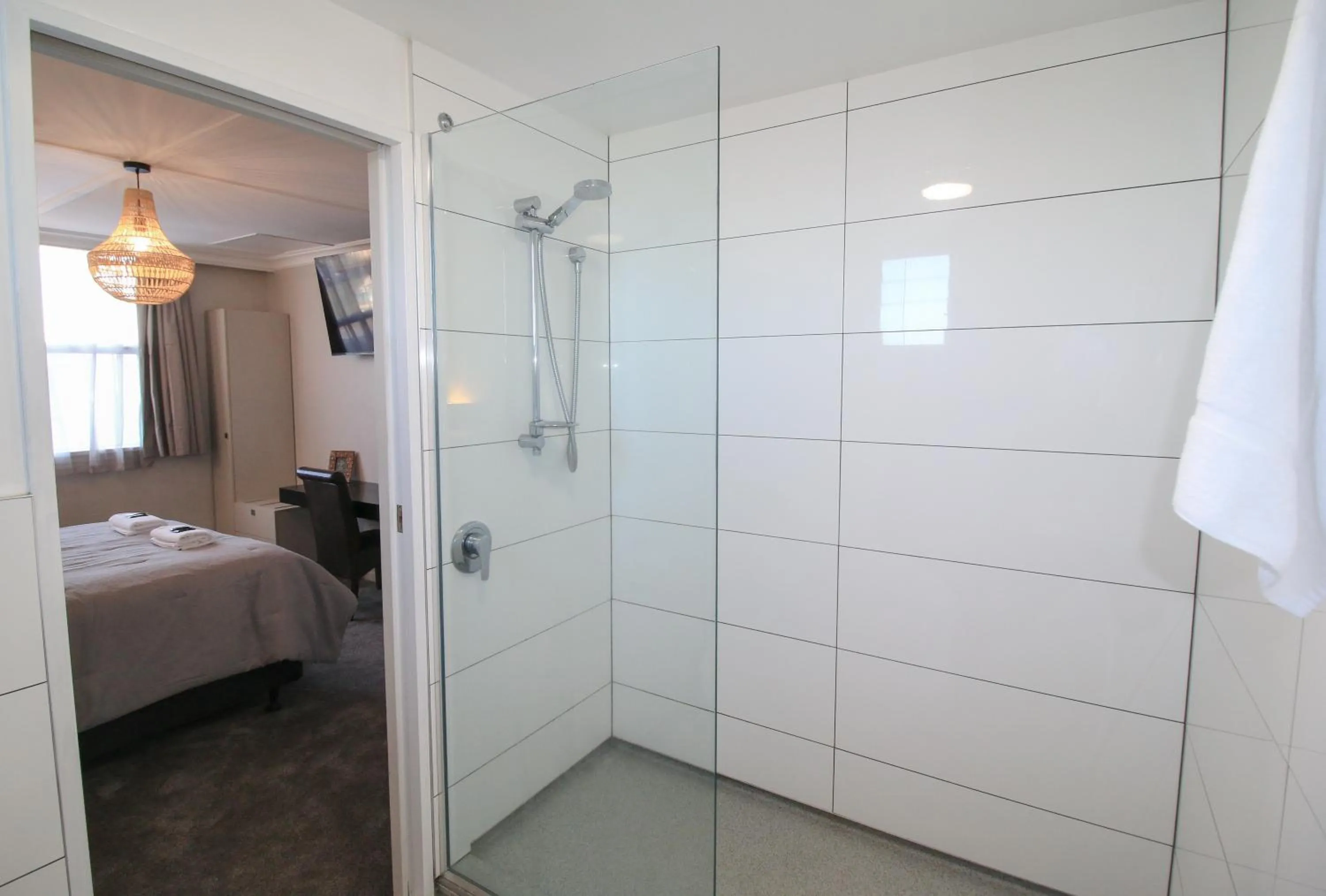 Shower, Bed in Whitehouse Hotel