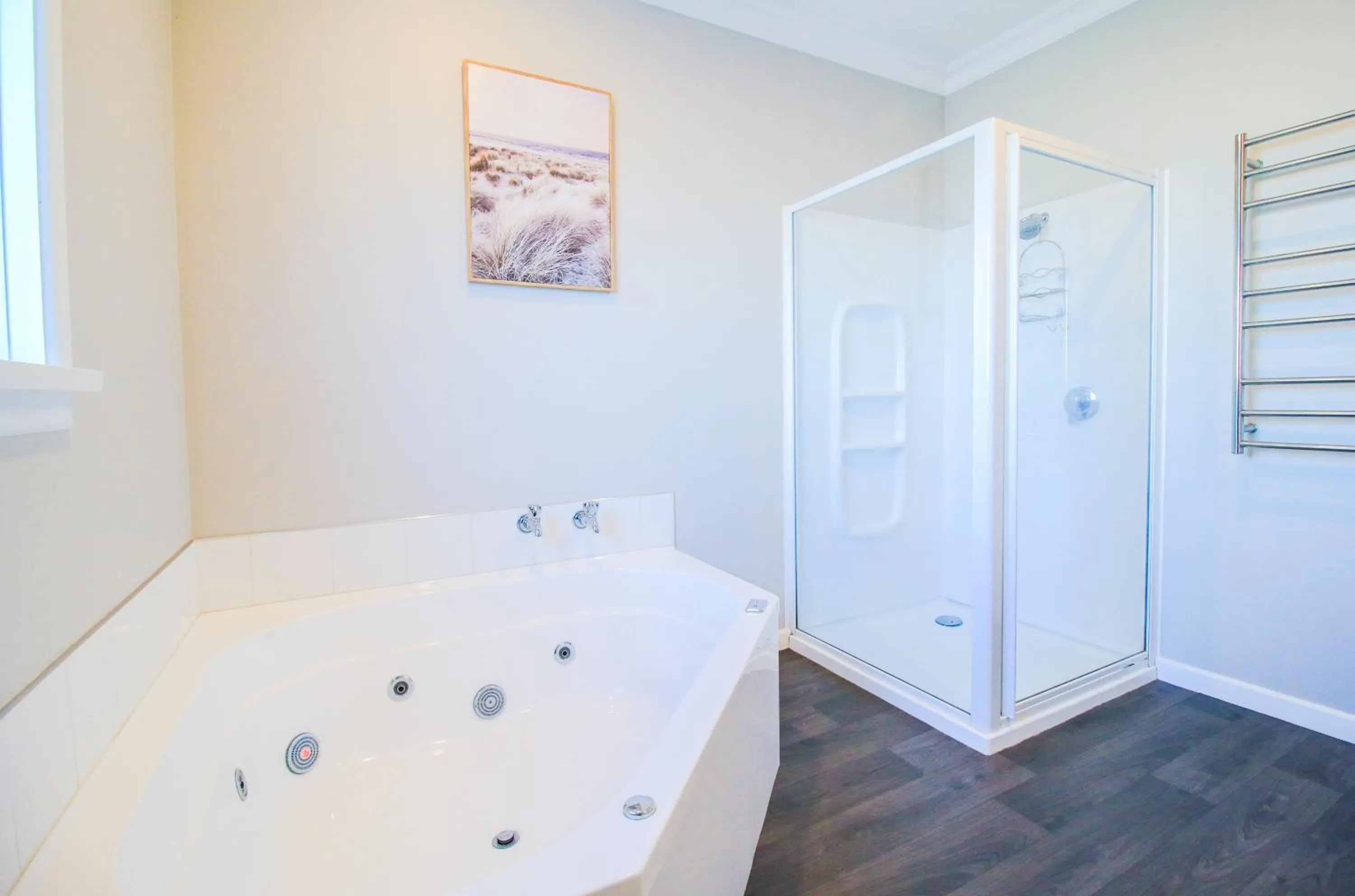 Shower in Whitehouse Hotel