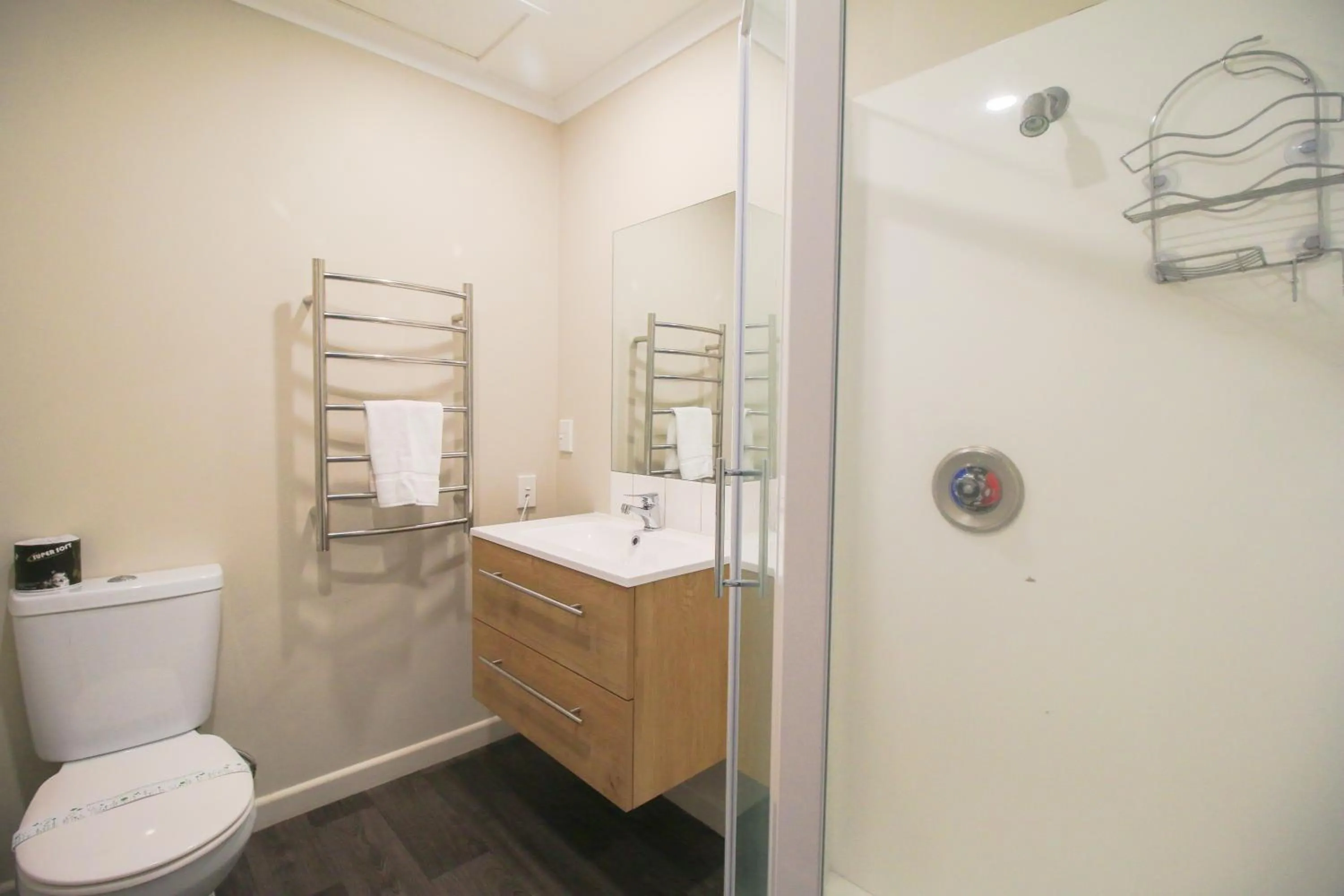 Shower in Whitehouse Hotel
