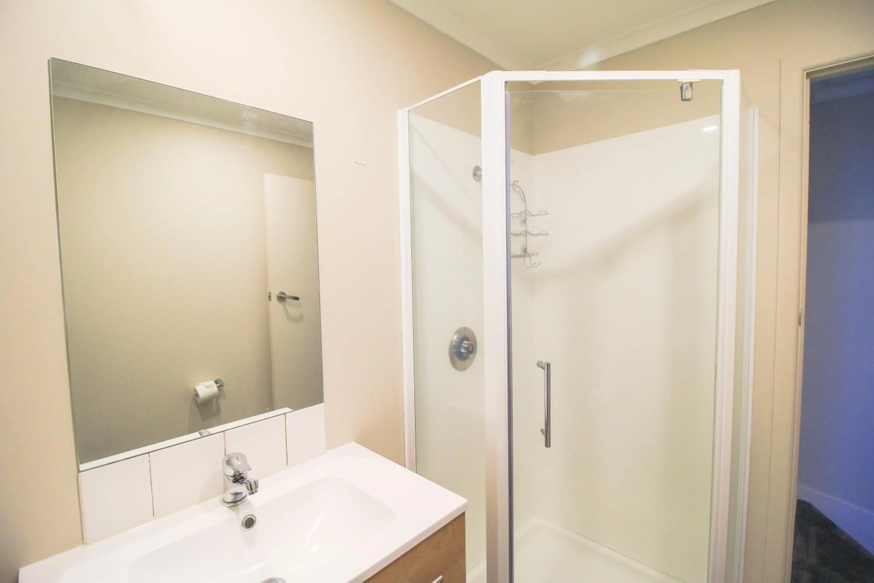 Shower in Whitehouse Hotel