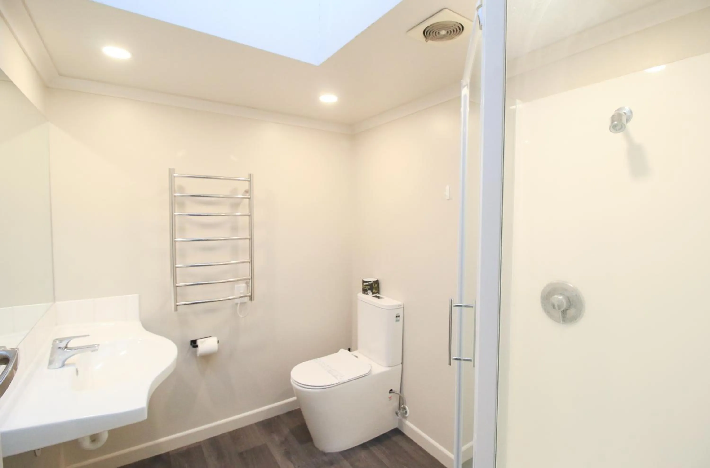 Shower in Whitehouse Hotel