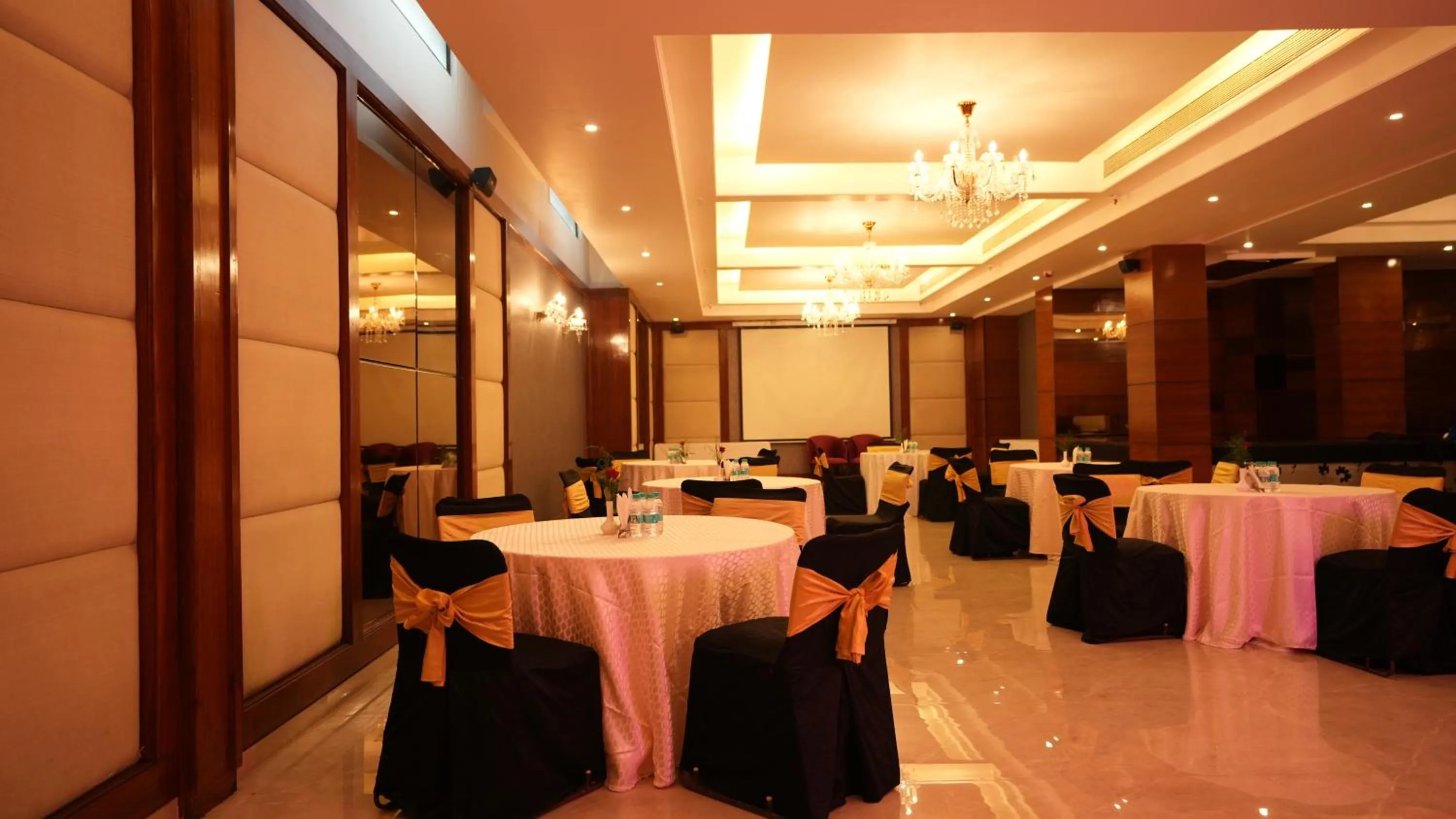 Dining area in Hotel Africa Avenue - Greater Kailash 1