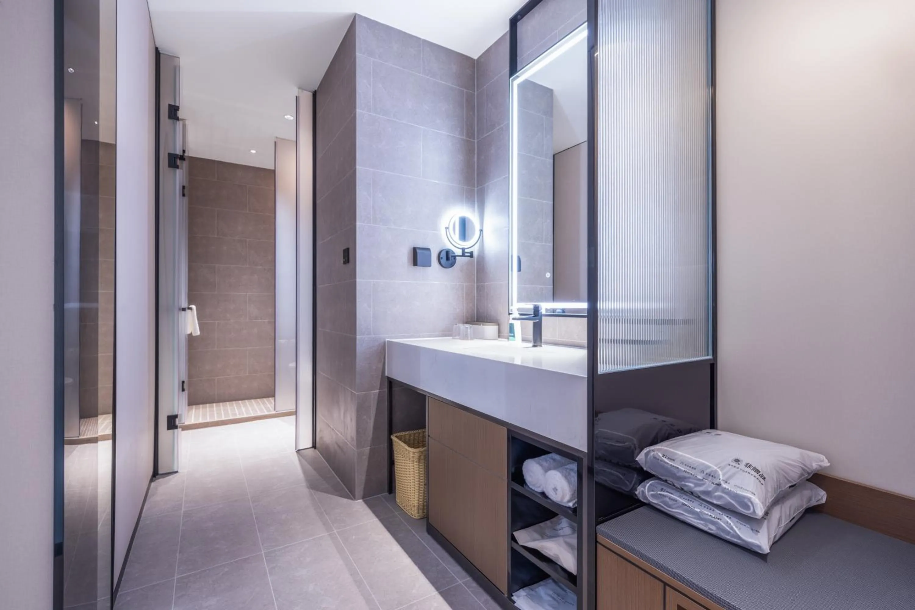 Shower, Bed in Atour Hotel Dongguan Xiping Xindi Center