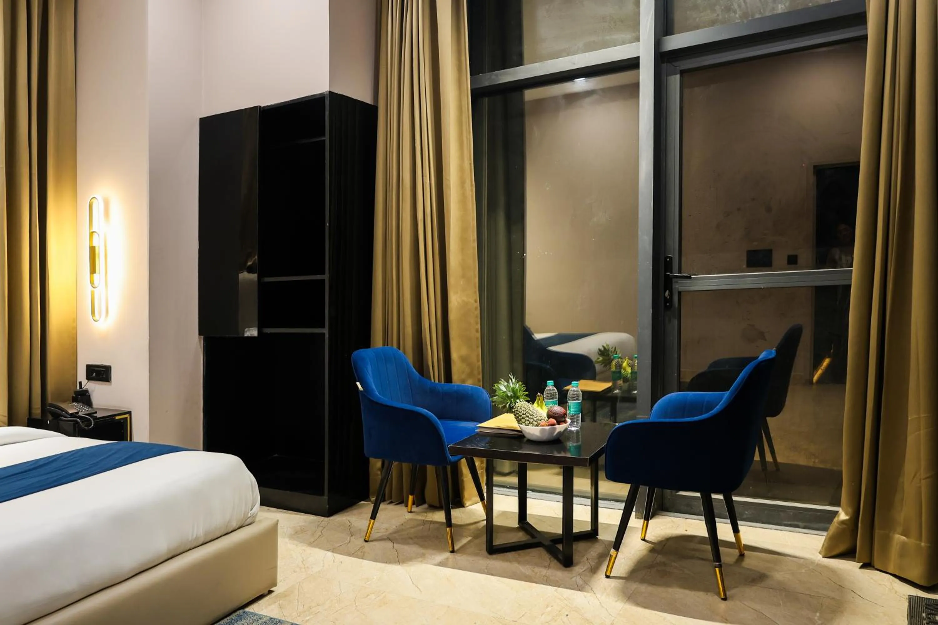 Seating area, Bed in Aquila Grand Suites - Noida Sector 136