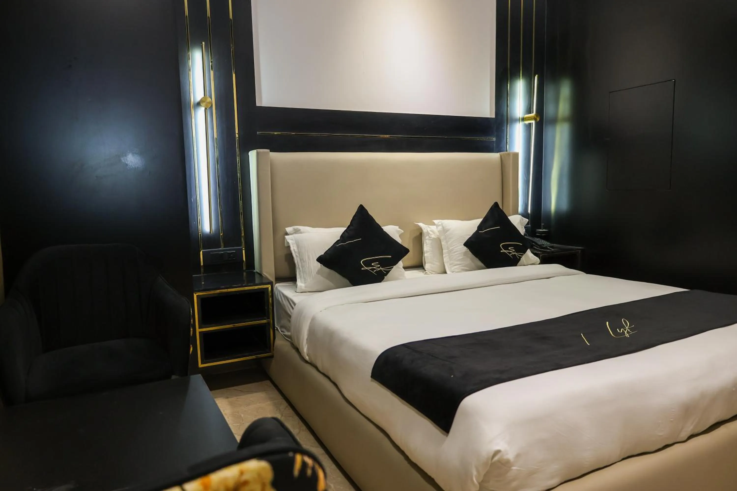 Bed in Aquila Grand Suites - Noida Sector 136