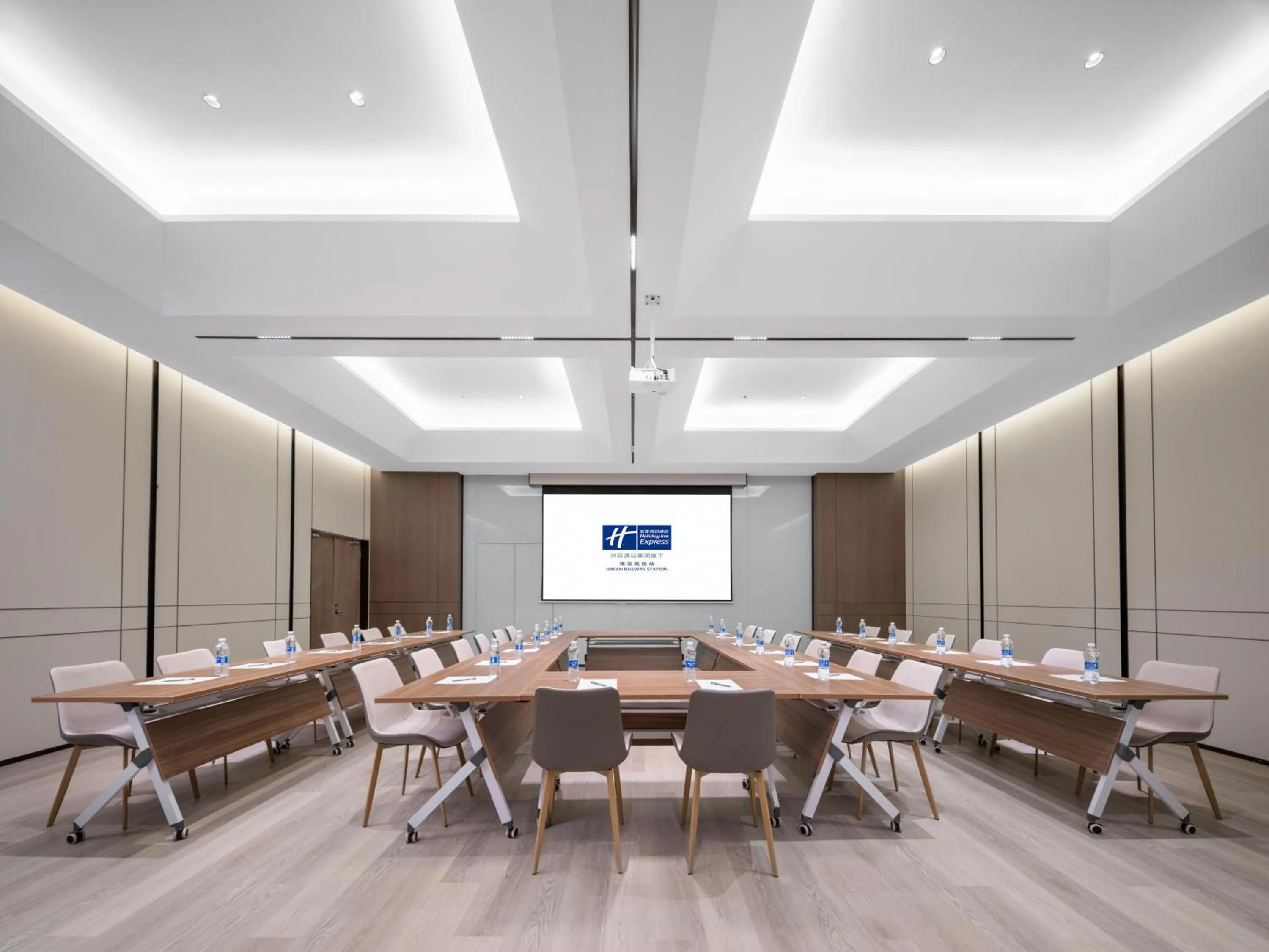 Meeting/conference room in Holiday Inn Express Hai'an Railway Station by IHG