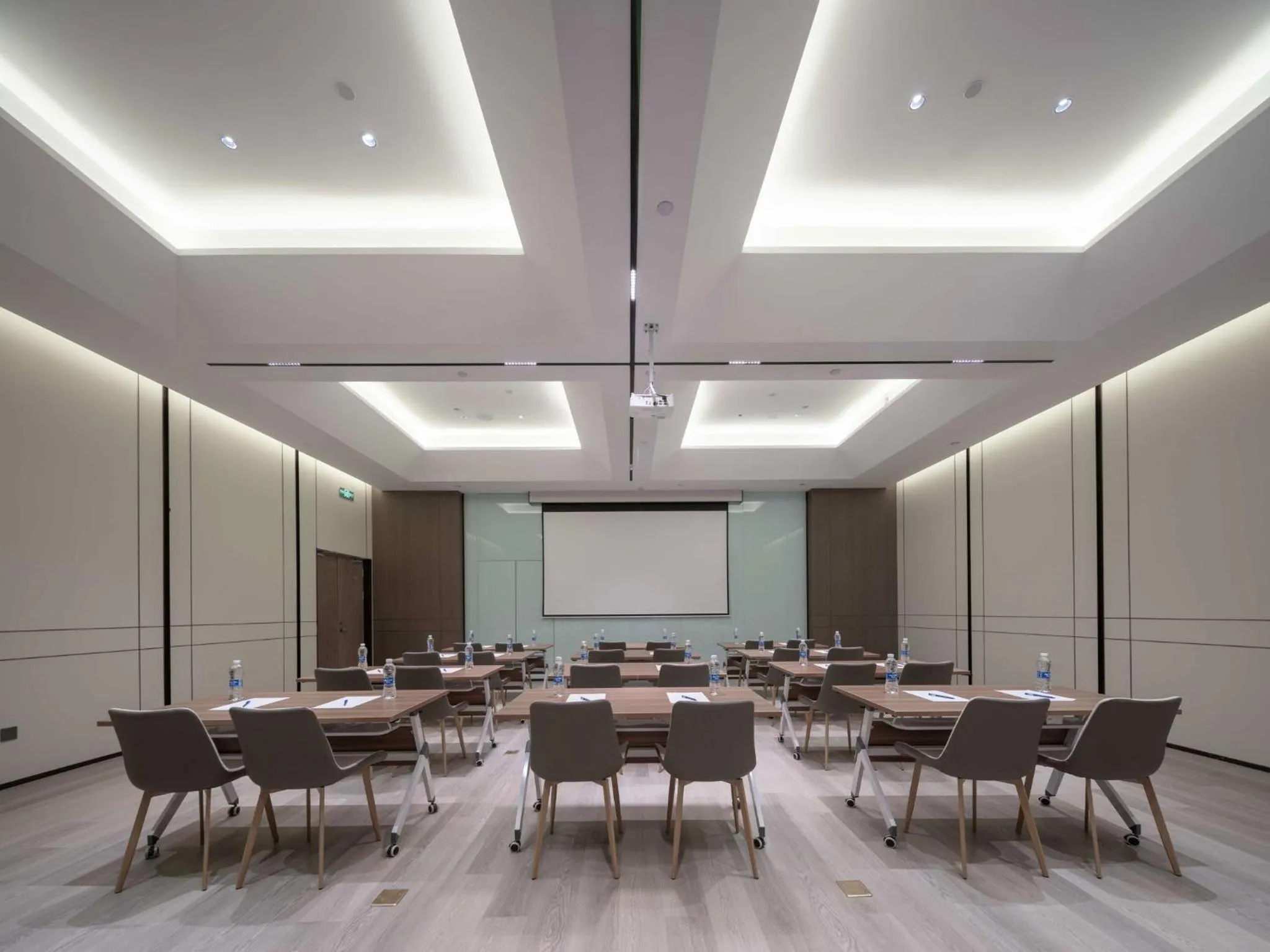 Meeting/conference room in Holiday Inn Express Hai'an Railway Station by IHG