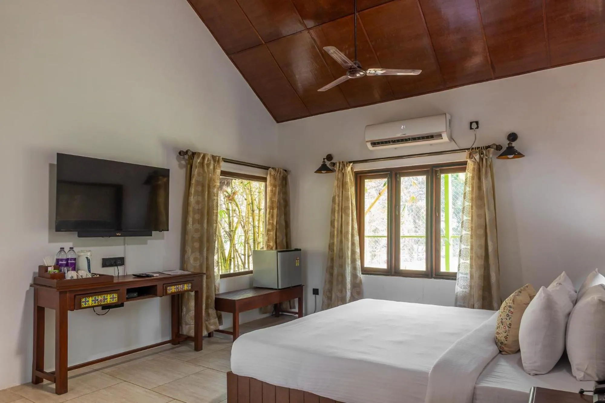 Communal lounge/ TV room in WilderNest Araanya by Vibescapes