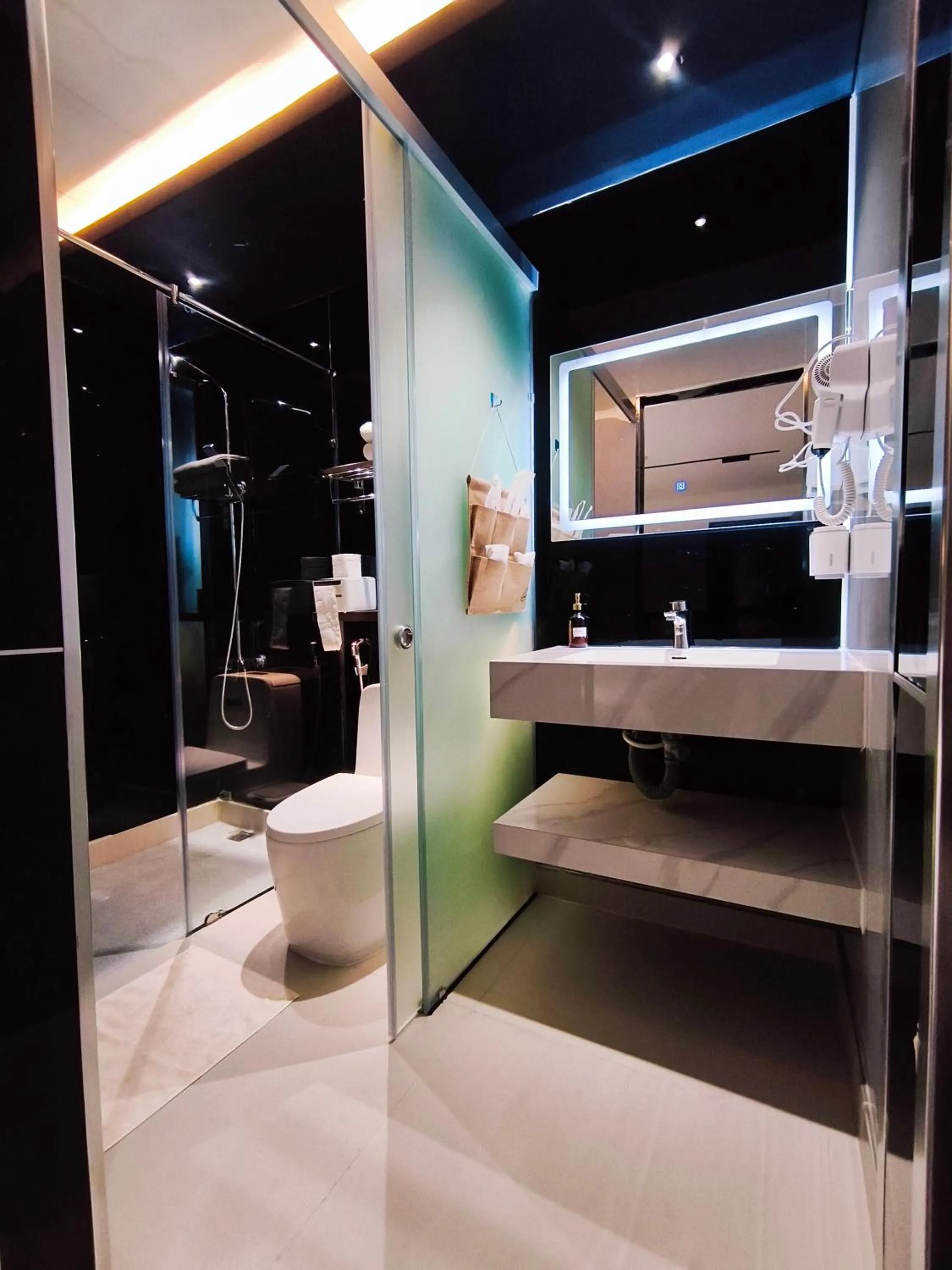 Shower in M&H Lux Hotel