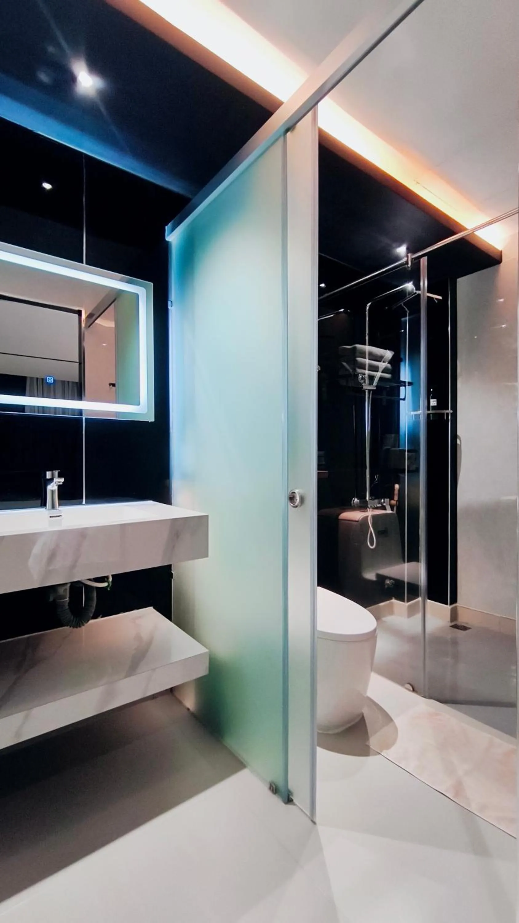 Shower in M&H Lux Hotel