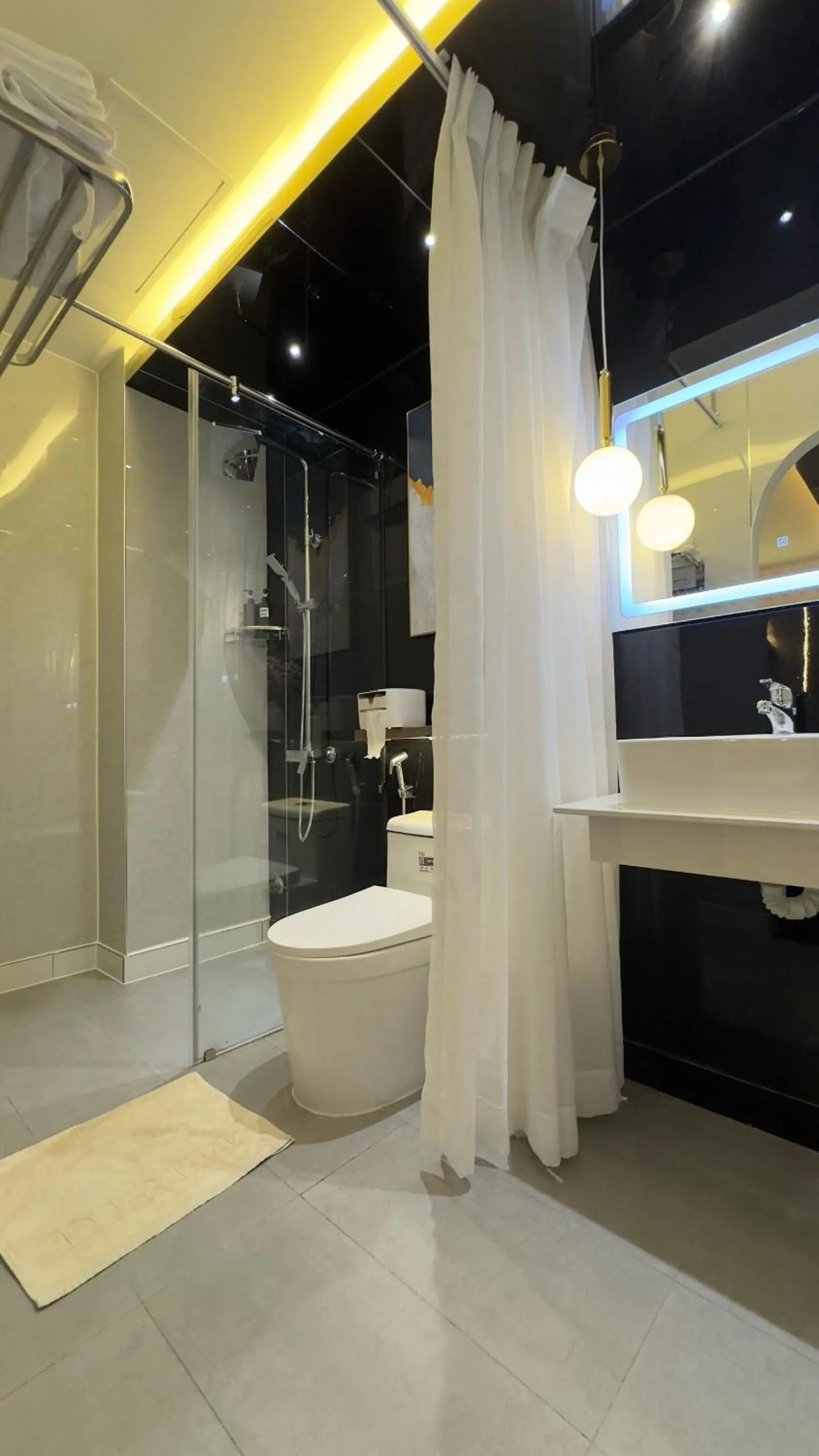 Toilet in M&H Lux Hotel