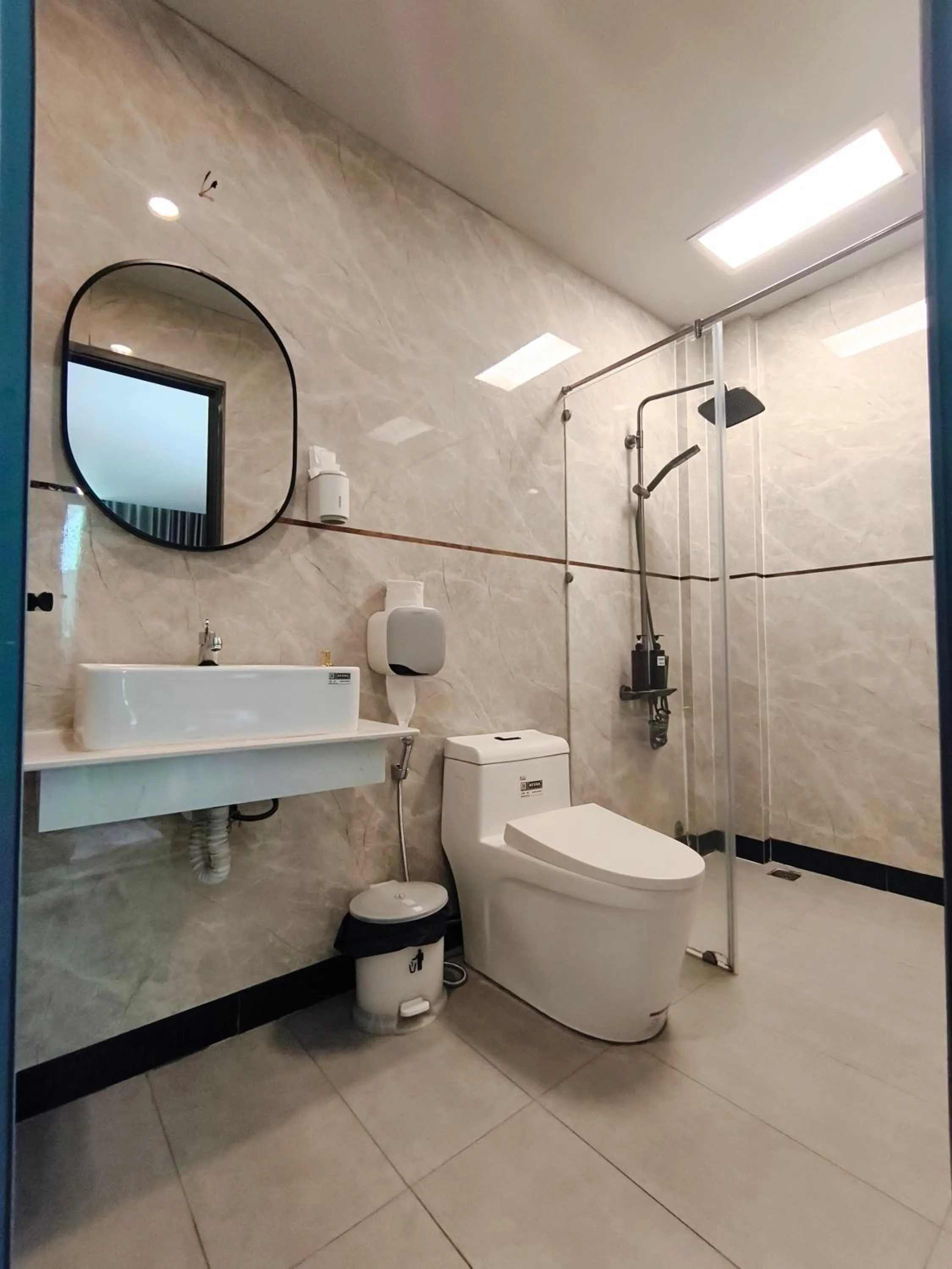 Shower in M&H Lux Hotel